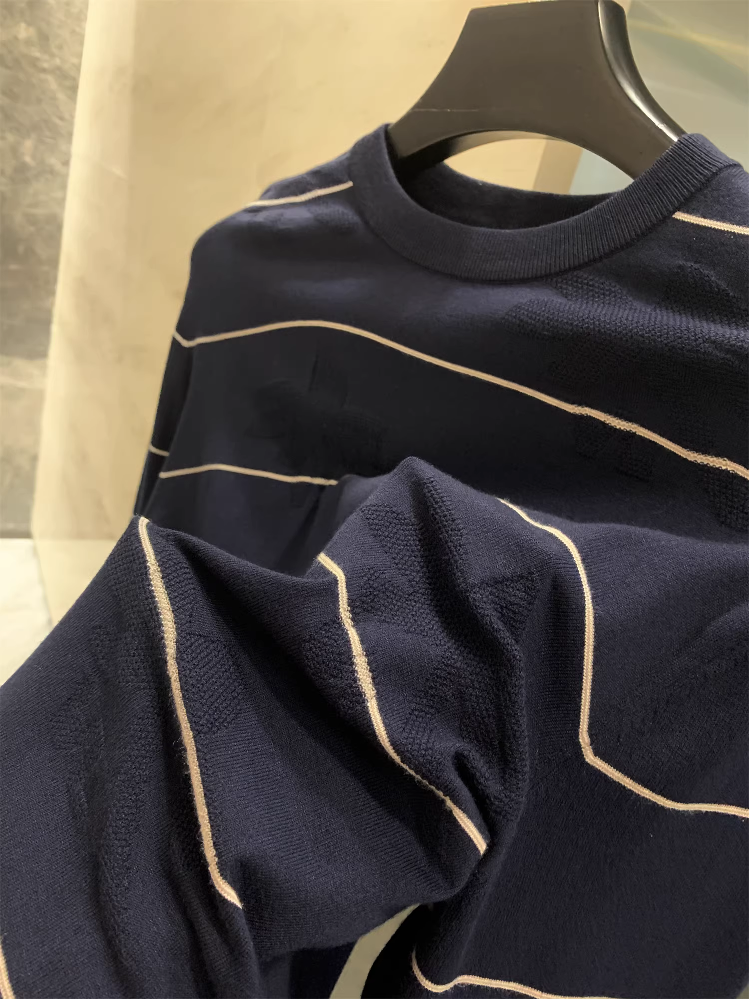 Đồ của Don Quixote G! Họa tiết jacquard tối màu! Áo len dệt kim dài tay cổ tròn thoáng khí, thân thiện với da, sọc mịn, dành cho nam giới, thích hợp cho mùa thu đông.