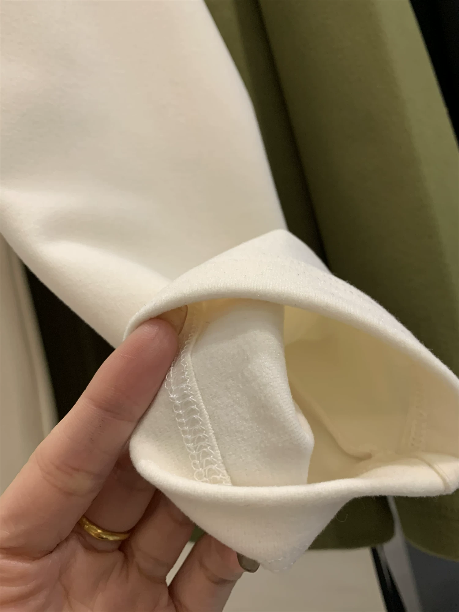 Áo thun nam Don Quixote ODM, sản phẩm độc quyền! Mềm mại và tinh tế! Áo thun lót lông cừu đa năng, màu trơn, phong cách thường ngày, thích hợp cho mùa thu đông.