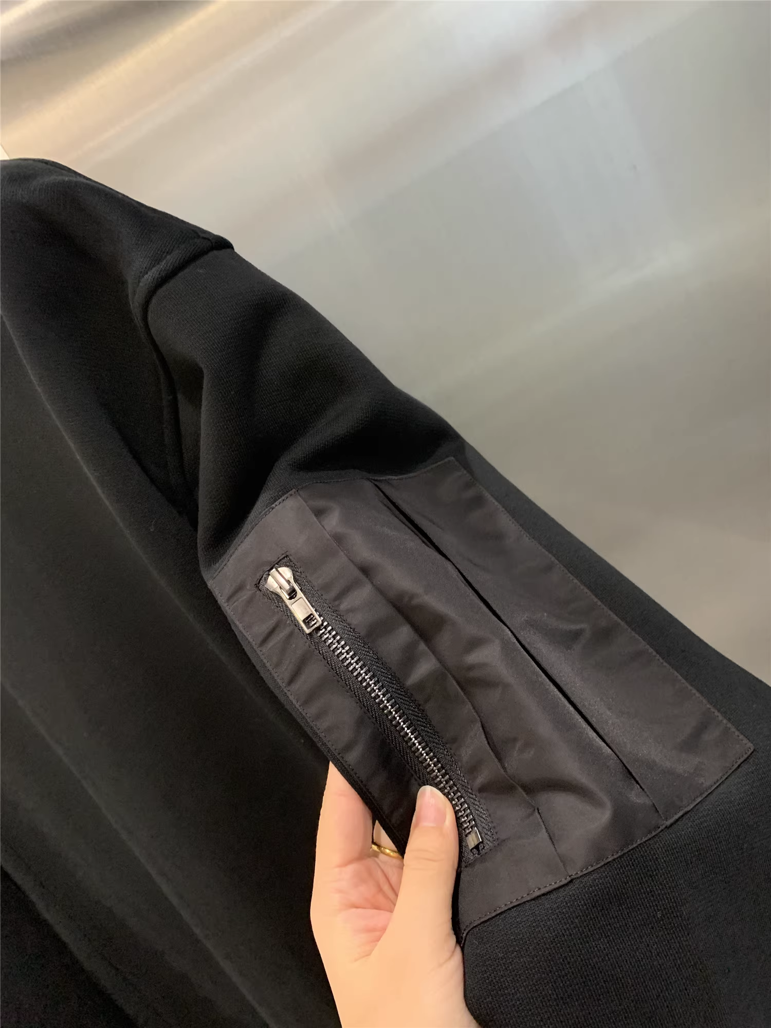 Đồ dùng cần thiết khi đi ngoài trời Don Quixote! Áo len có mũ trùm đầu màu đen phối màu mùa xuân và mùa thu dành cho nam giới