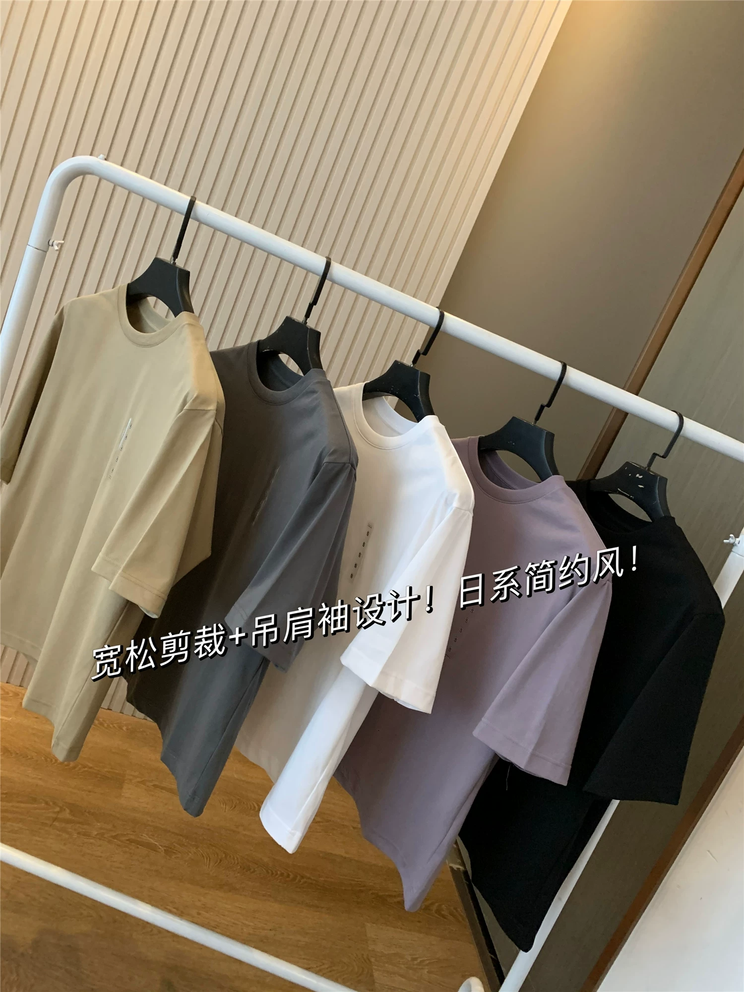 Don Quixote thấm hút mồ hôi nhanh chóng trong 3 giây! Áo thun cổ tròn dáng rộng phong cách cặp đôi bằng vải công nghệ AIRism màu đen mát mẻ