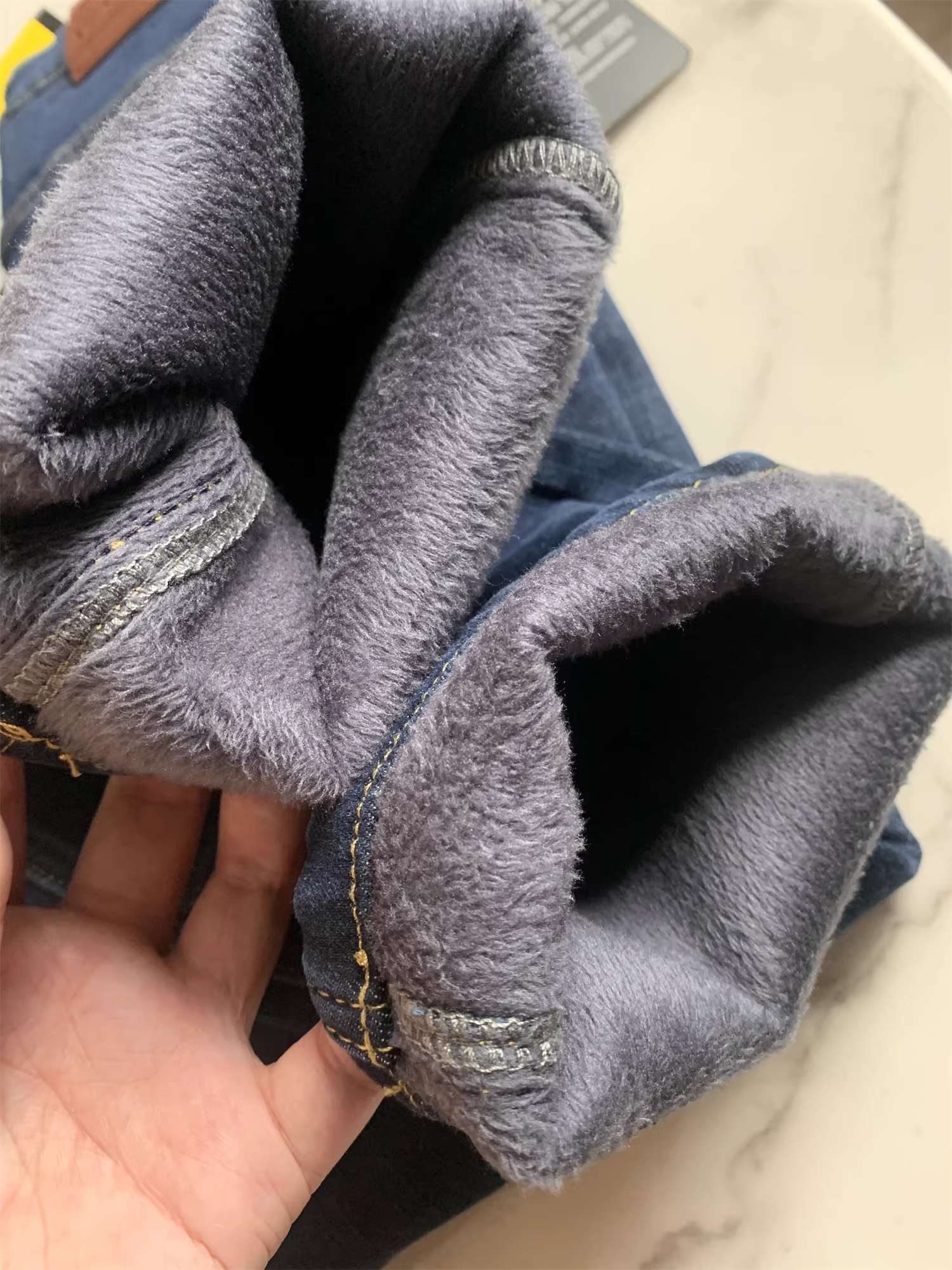 Don Quixote là một sản phẩm rất đáng giá! Bên trong được làm dày và lót lông cừu! Quần jean nam ống thẳng màu trơn giữ ấm mùa thu đông.