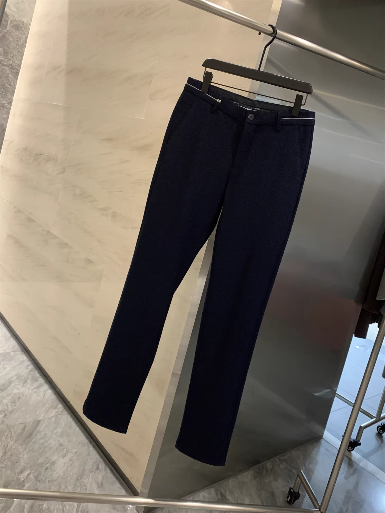 Don Quixote Haijia! Rất phong cách và ngầu! Quần âu thẳng ống đứng dày dặn và ấm áp dành cho nam giới trong mùa xuân, mùa thu và mùa đông.