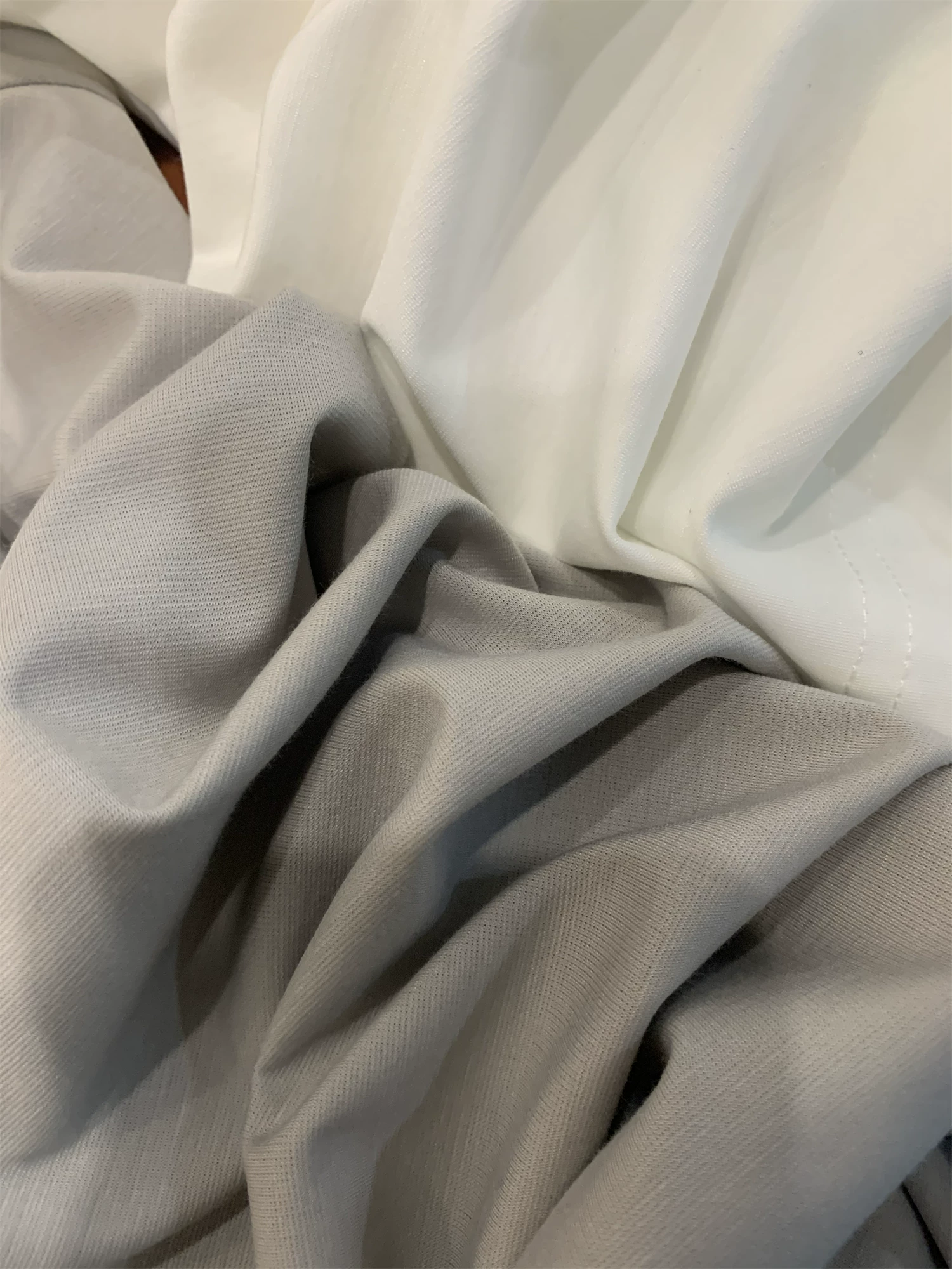 Don Quixote là sự kết hợp giữa sự sang trọng nhẹ nhàng của Ý và chất liệu tơ tằm dâu tằm + Lyocell! Áo thun ngắn tay mùa hè thoáng mát, thoải mái, thân thiện với làn da dành cho nam giới.