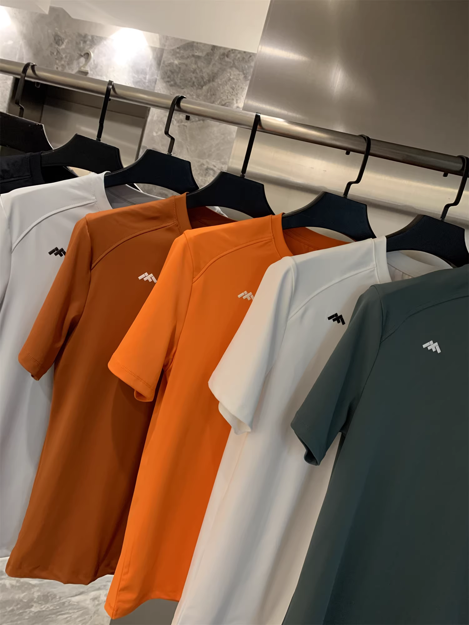 Áo thun ngắn tay đơn giản và đa năng dành cho cặp đôi thể thao và giải trí cao cấp của Don Quixote Ý Leavo Johnson