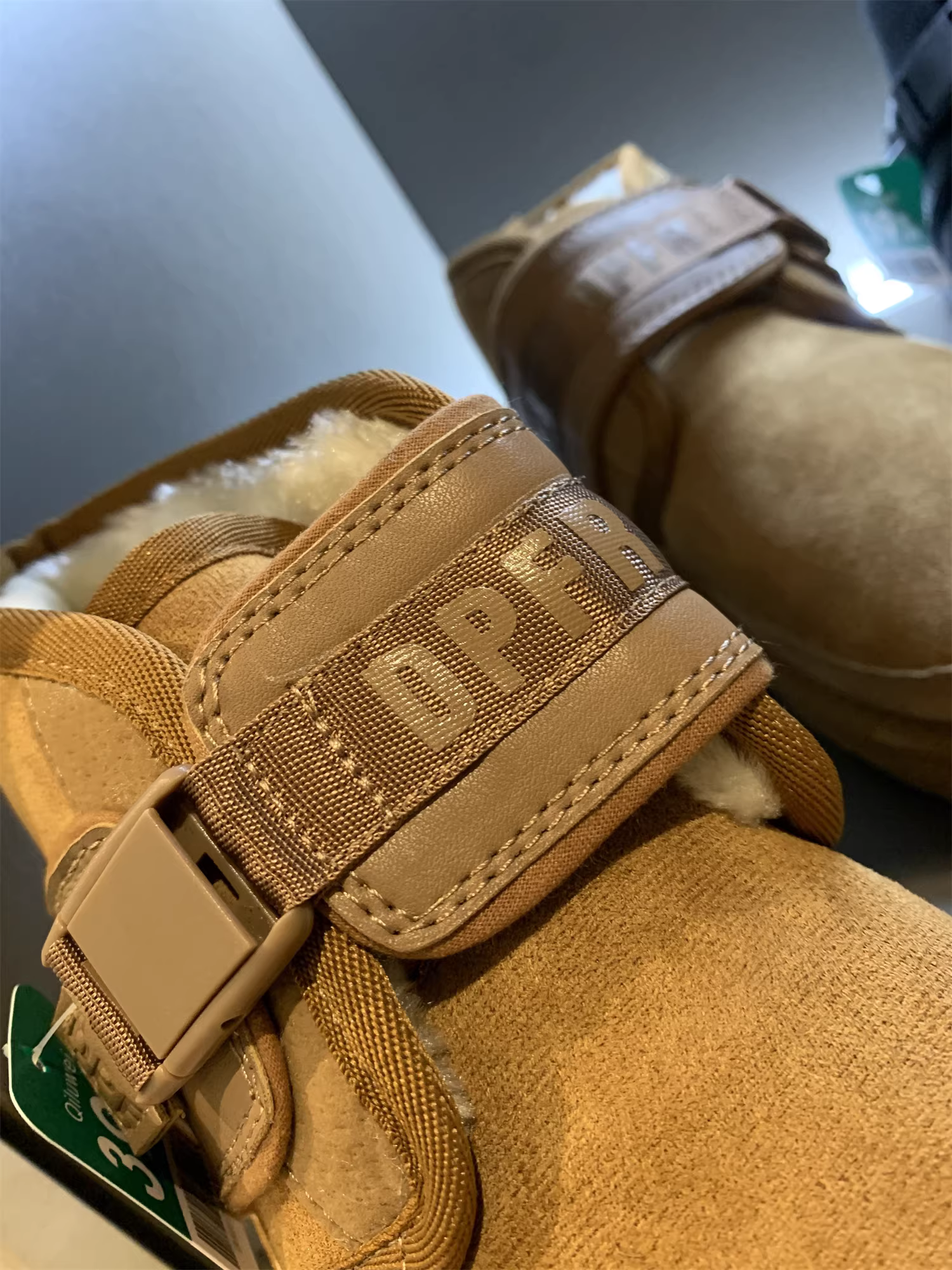 Don Quixote, miền Bắc không có áp lực gì! Giày bốt ngắn cổ trung cao giữ ấm mùa thu đông dành cho nam, lót lông cừu và dày dặn, có khóa cài, kiểu giày đi tuyết.