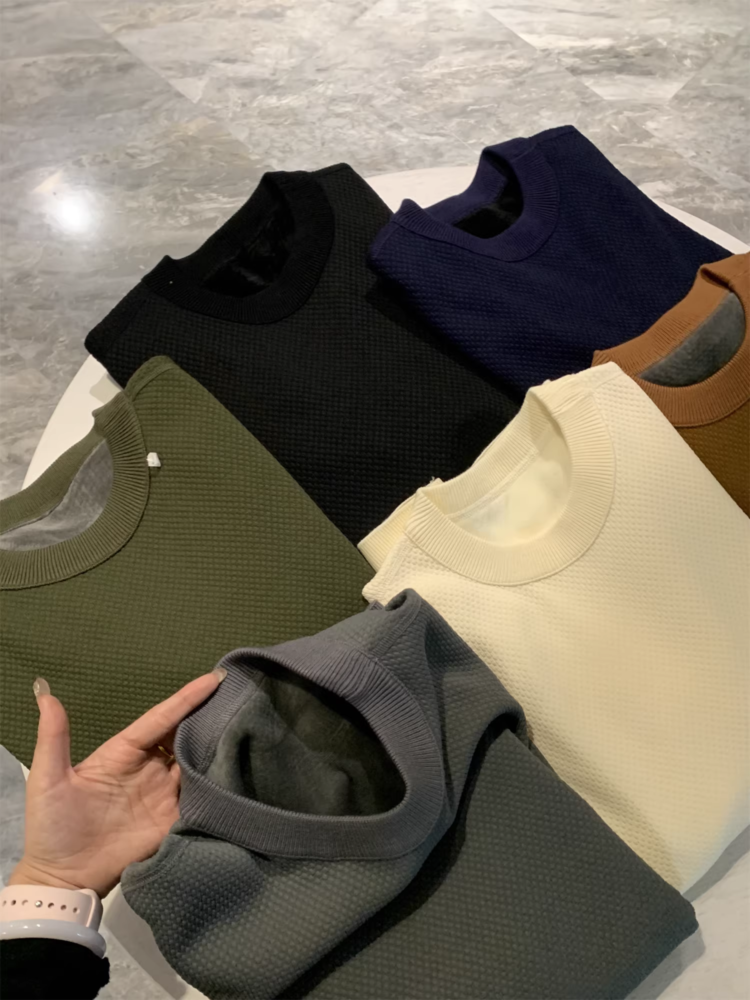 Đơn đặt hàng của công ty Don Quixote! Kết cấu như quả dứa! Áo nỉ cổ tròn chất liệu dày dặn, lót lông cừu, màu trơn, phong cách thường ngày dành cho nam.