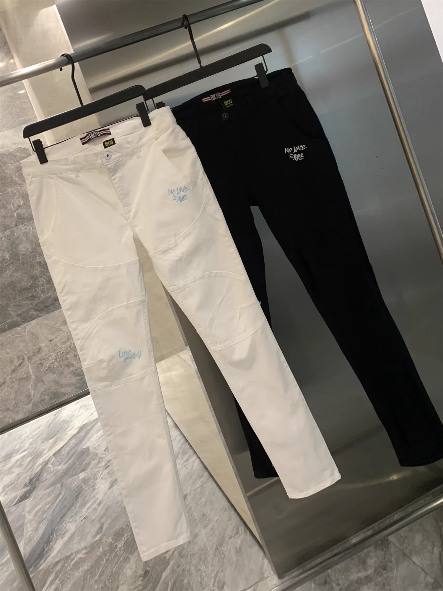 Don Quixote, đẹp và độc đáo! Tay nghề thêu tinh xảo! Quần jean nam chất liệu denim co giãn, kiểu dáng casual.