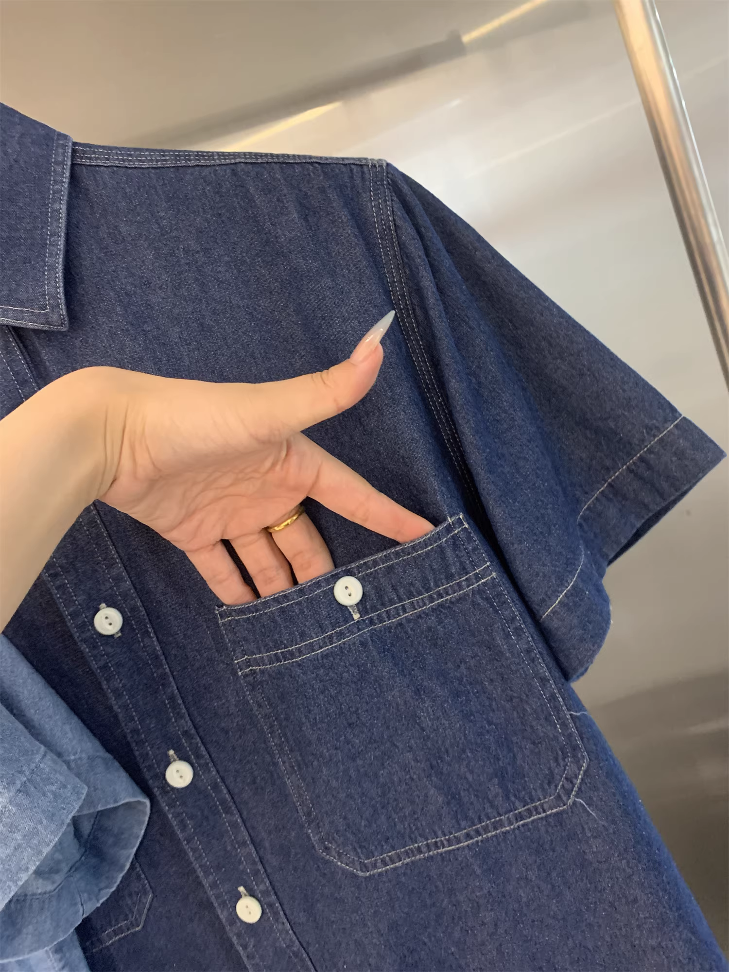 Áo sơ mi denim cổ trụ tay ngắn phong cách cổ điển Don Quixote! Chất liệu denim 100% cotton, đã qua xử lý enzyme! Áo sơ mi denim đa năng, phong cách thường ngày dành cho nam.