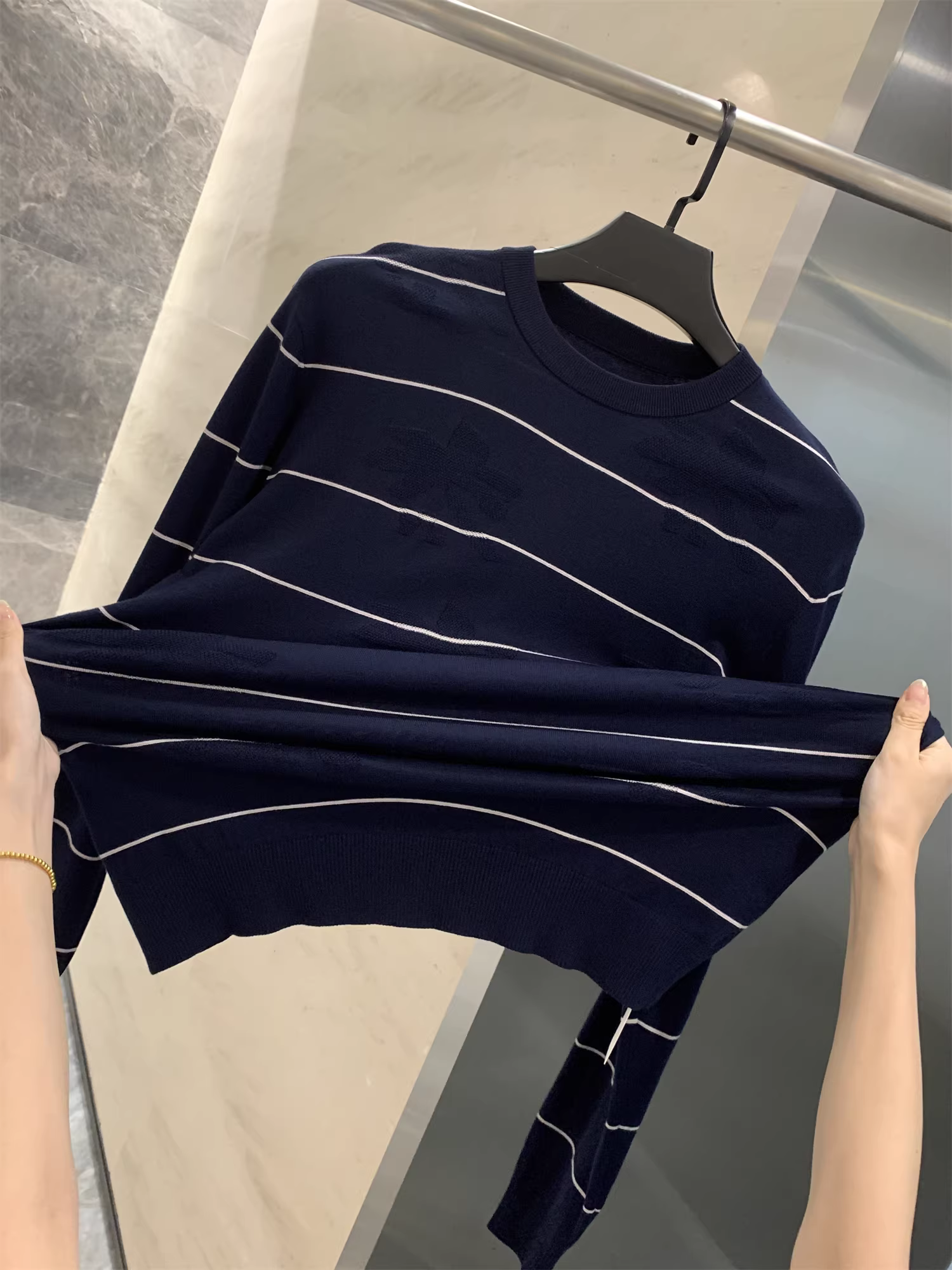 Đồ của Don Quixote G! Họa tiết jacquard tối màu! Áo len dệt kim dài tay cổ tròn thoáng khí, thân thiện với da, sọc mịn, dành cho nam giới, thích hợp cho mùa thu đông.