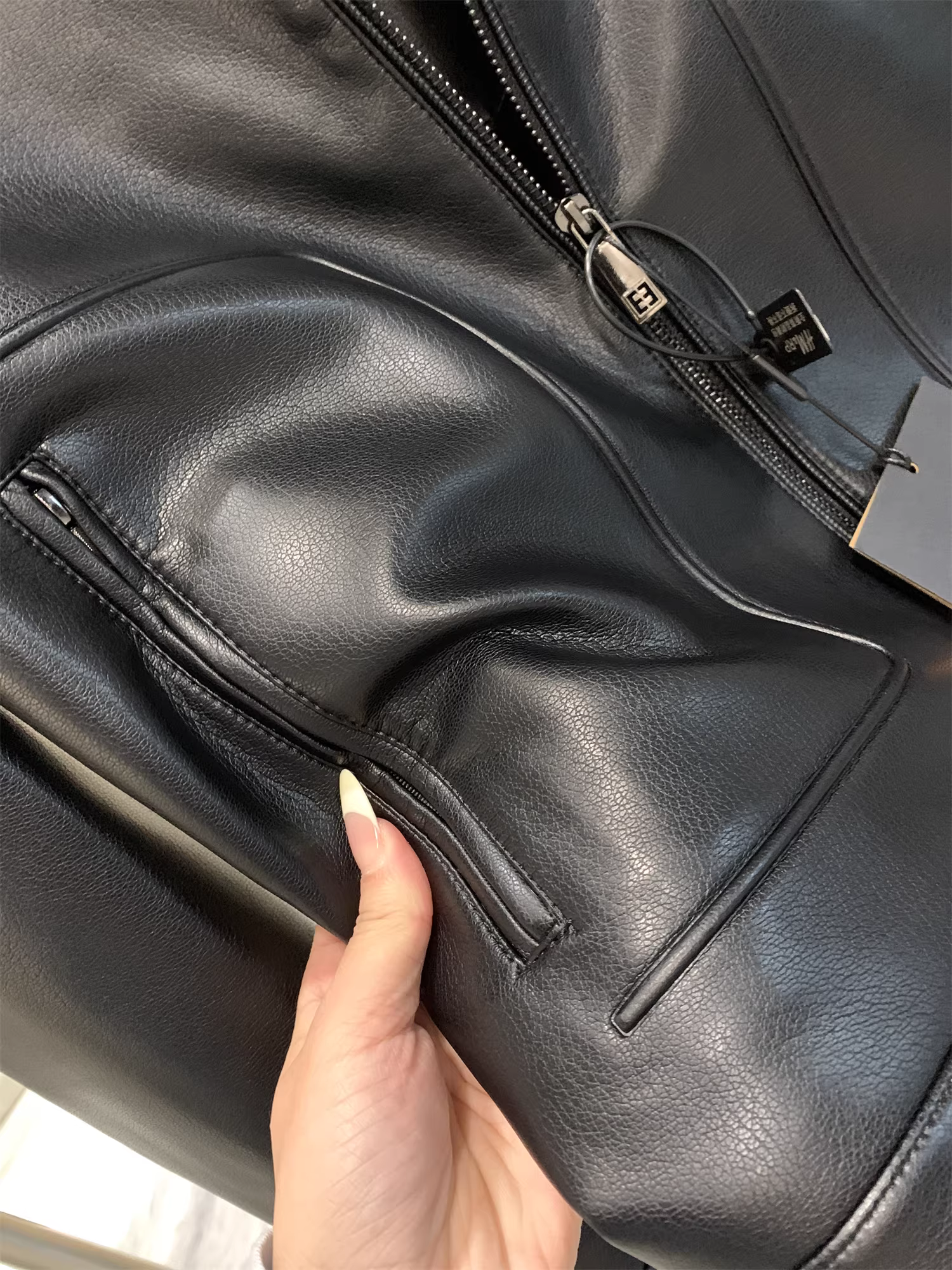 Don Quixote, cảm giác sang trọng nhẹ nhàng! Cổ áo lông chồn giả kiểu La Mã! Áo khoác da lót lông cừu dày dặn, ấm áp dành cho nam.