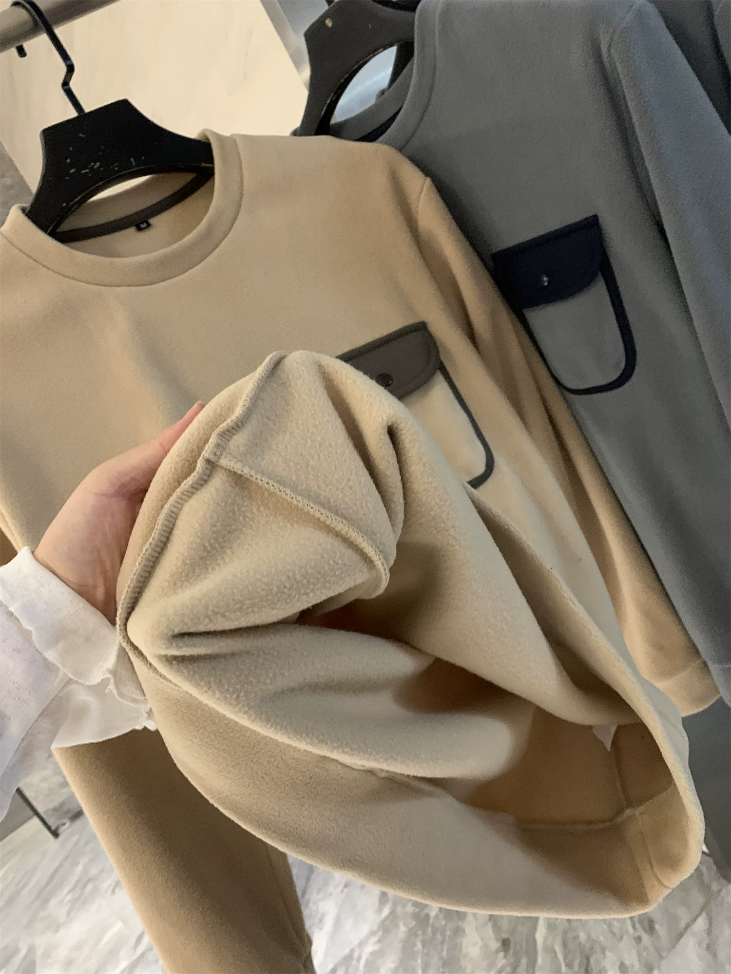 Don Quixote: Giá trị vượt trội so với tiền bạc! Nhẹ và ấm áp! Áo len nam cổ tròn có túi, kiểu dáng thời thượng mùa thu.