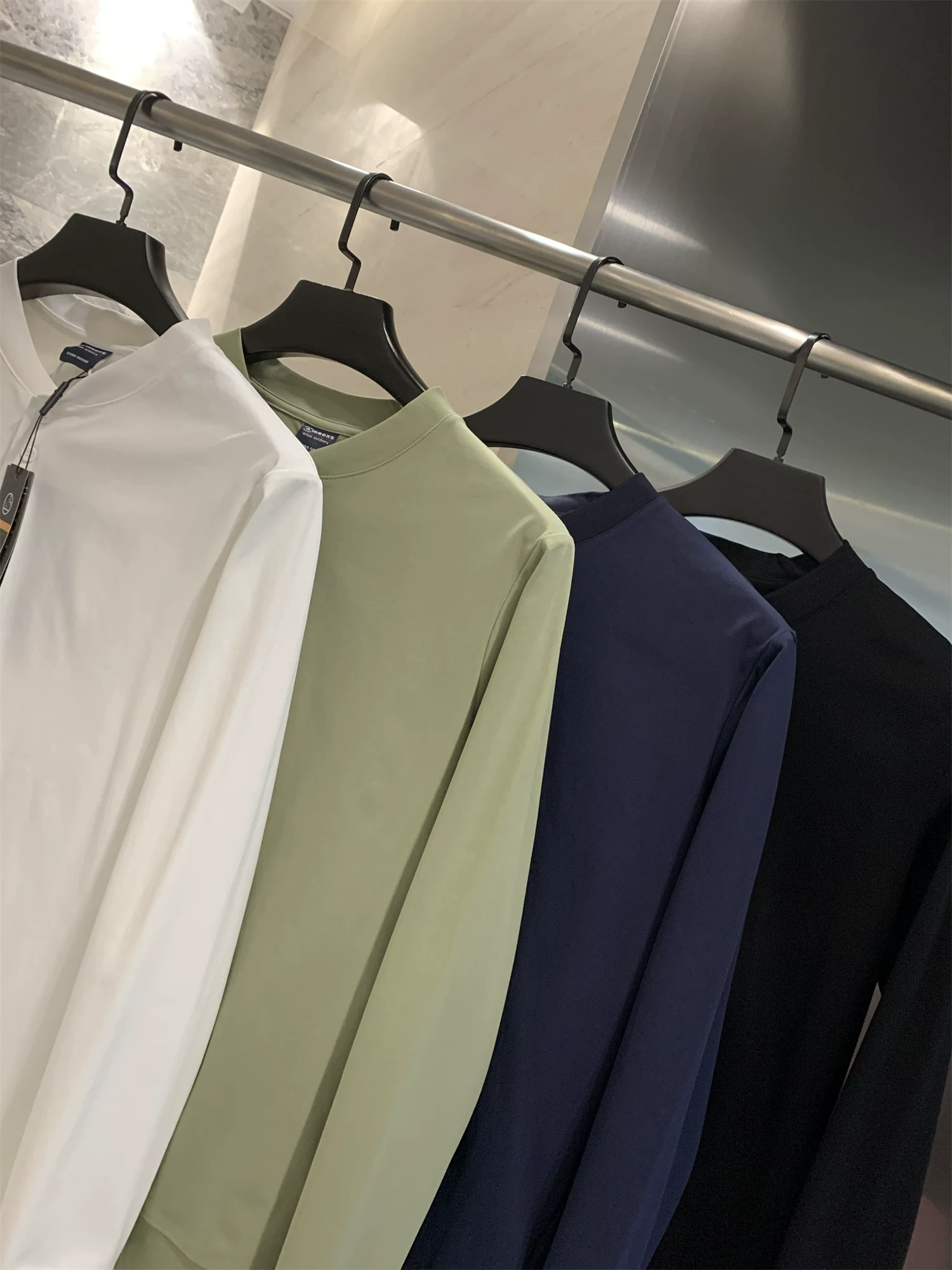 Don Quixote rất đẹp trai và sành điệu! Áo thun dài tay cổ Henry co giãn chống nhăn dành cho nam mùa thu đông Áo thun dài tay cổ Henry thời trang.