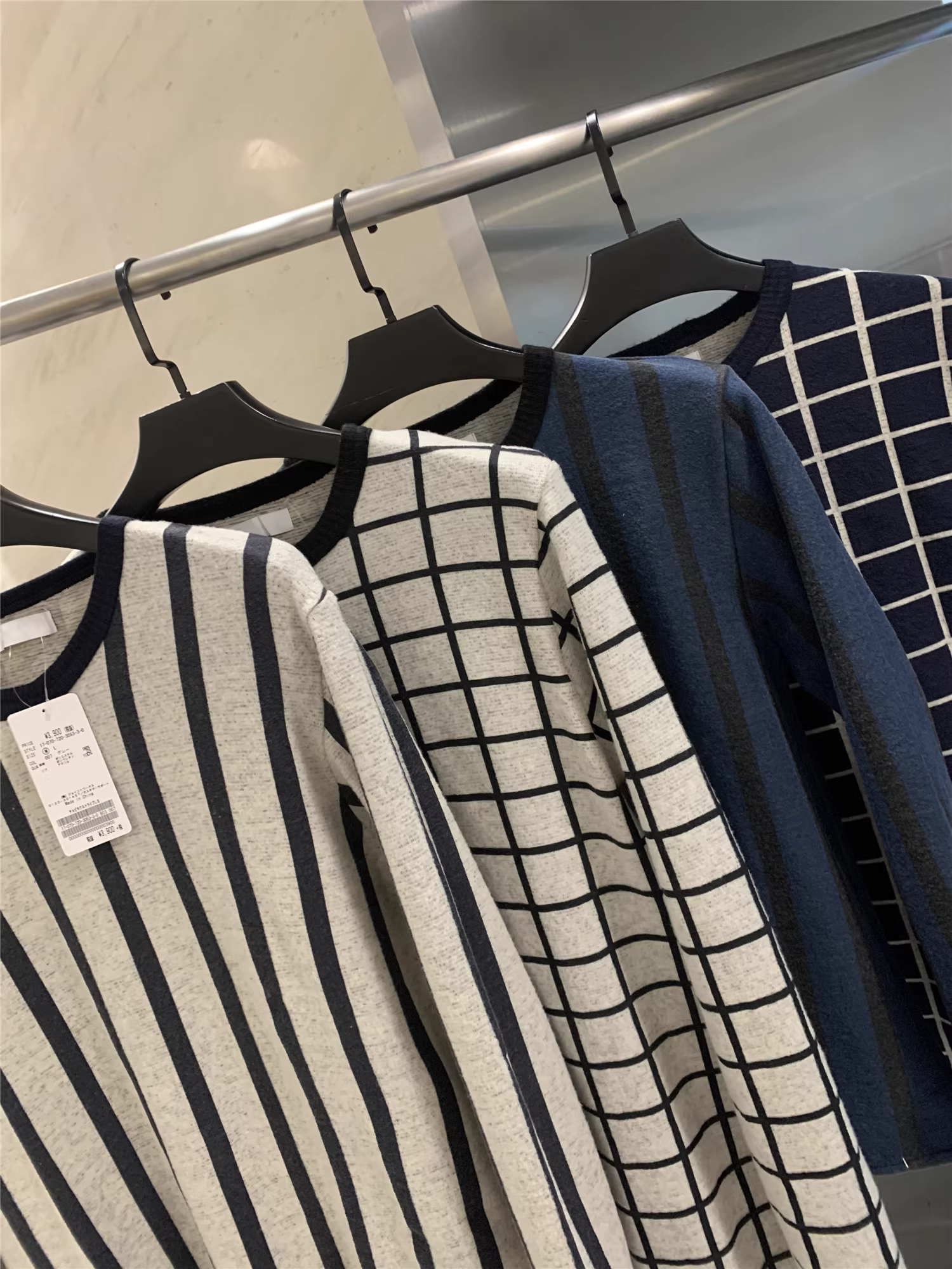 Don Quixote, một thương hiệu độc đáo! Sọc dọc + họa tiết kẻ caro! Áo len dệt kim mềm mại và tinh tế dành cho nam giới vào mùa xuân và mùa thu.