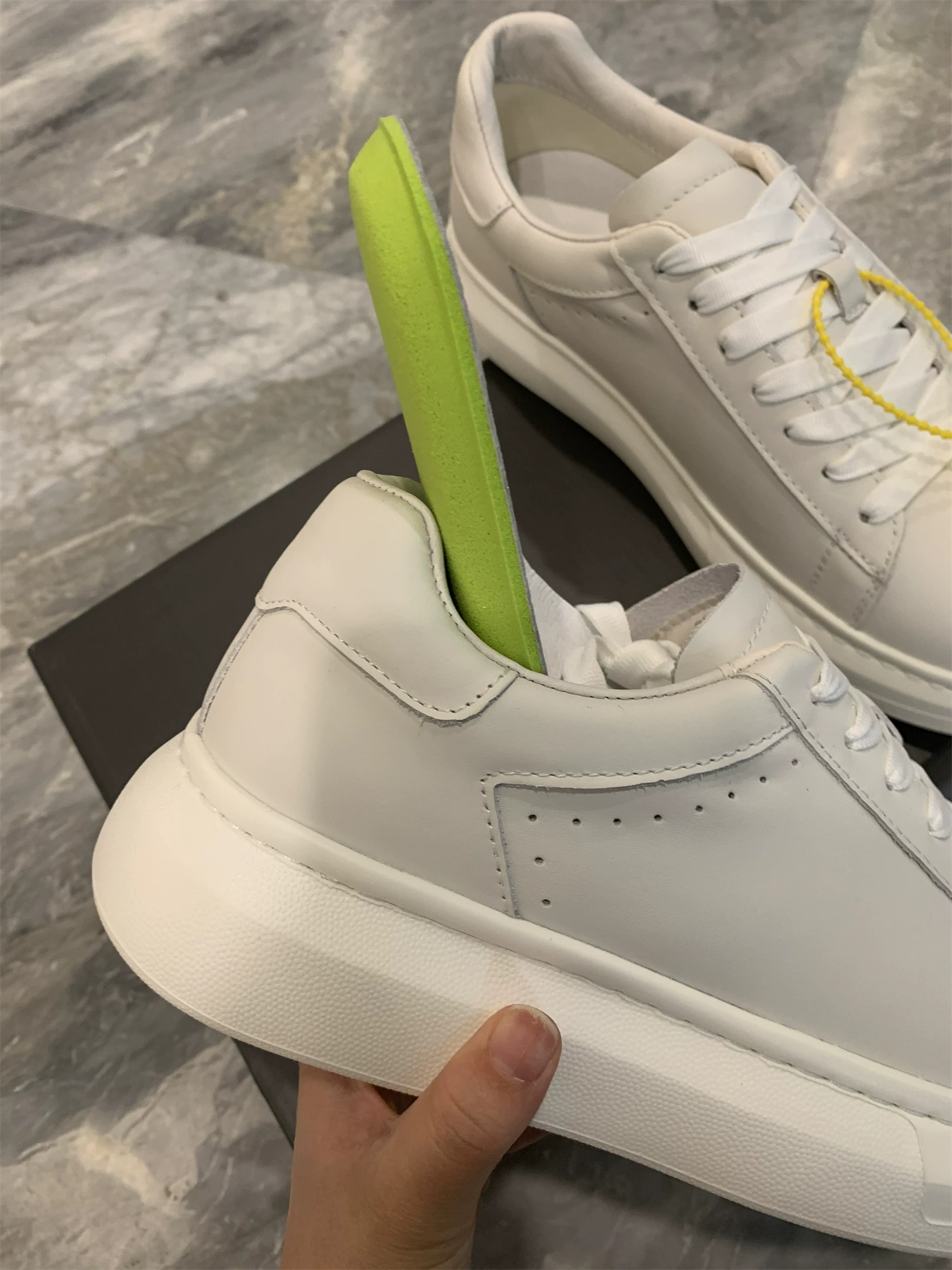 Don Quixote Giày thể thao nam da bò lớp một cao cấp! Giày thể thao nam màu trắng đế mềm bằng da thật, thoáng khí, buộc dây, mùa xuân thu.