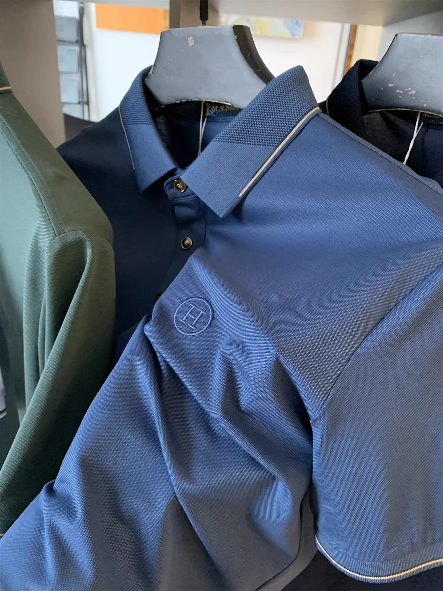 Áo Polo nam tay ngắn chất liệu pha lụa tơ tằm Don Quixote + Modal! Thiết kế mềm mại, thêu nổi ba chiều, cổ áo phối viền.