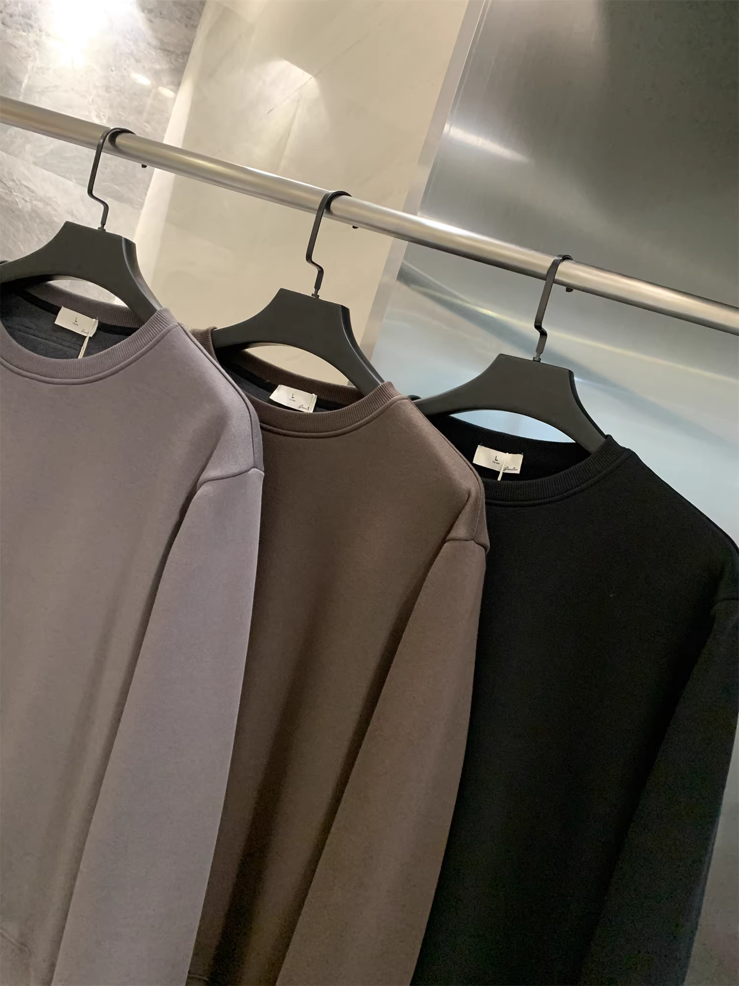 Don Quixote, luôn ấm áp và thoải mái! Áo len cổ tròn lót lông cừu màu trơn đơn giản, ấm áp, thích hợp cho mùa thu và mùa đông.