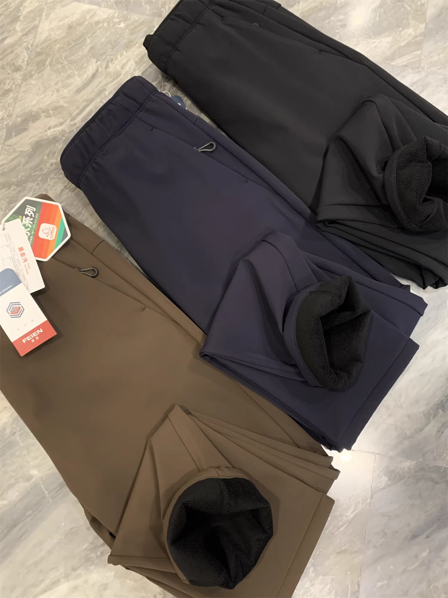 Phong cách năng động ngoài trời Don Quixote! Chất liệu lông cừu giữ nhiệt ấm áp! Quần thể thao nam may 3D chống gió và chống thấm nước.