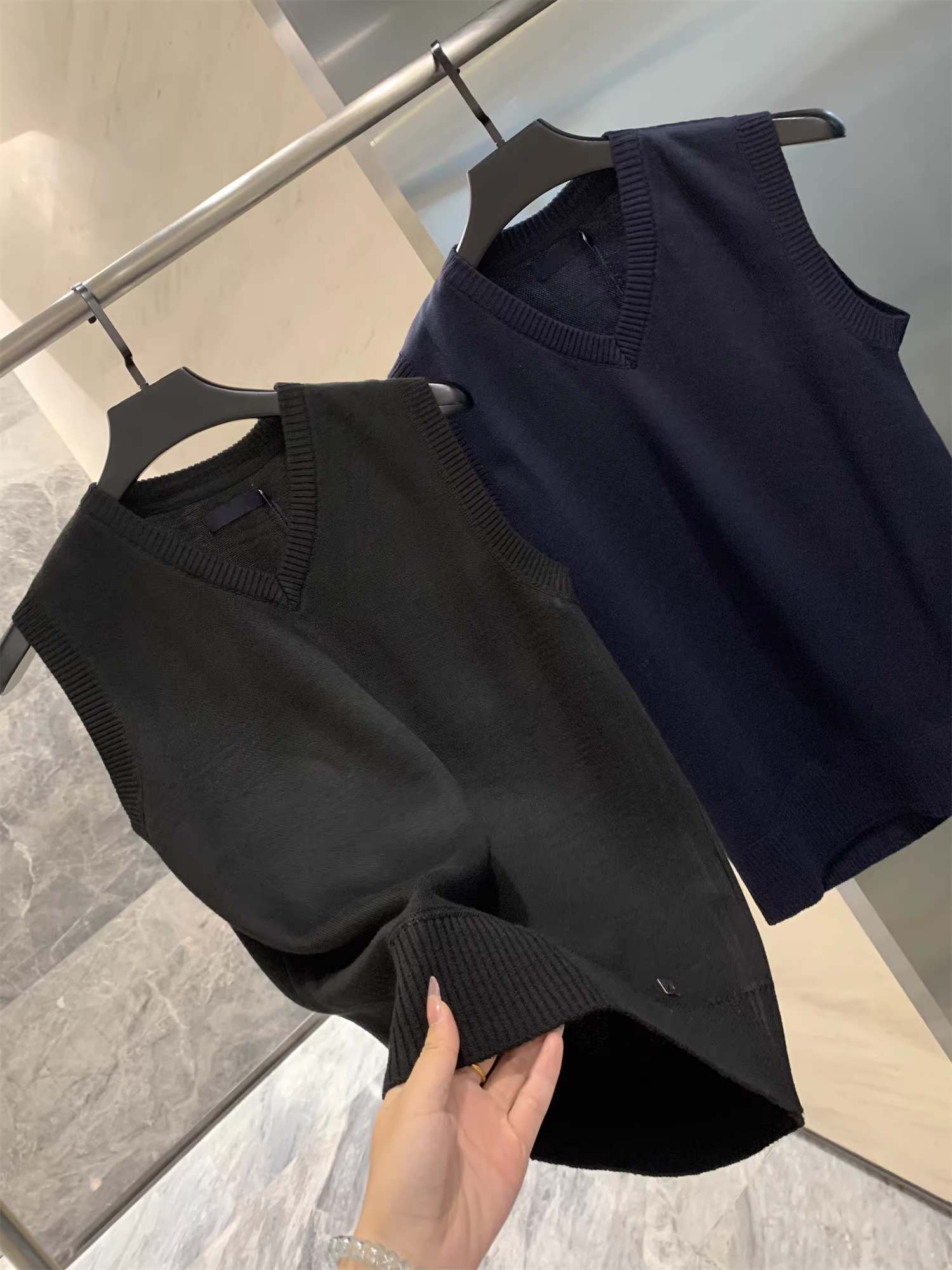 Don Quixote Italian Dili Chunyuan! Áo vest dệt kim cổ chữ V mềm mại, thân thiện với da, có độ đàn hồi cao, thoáng khí, giản dị, đa năng dành cho nam giới.