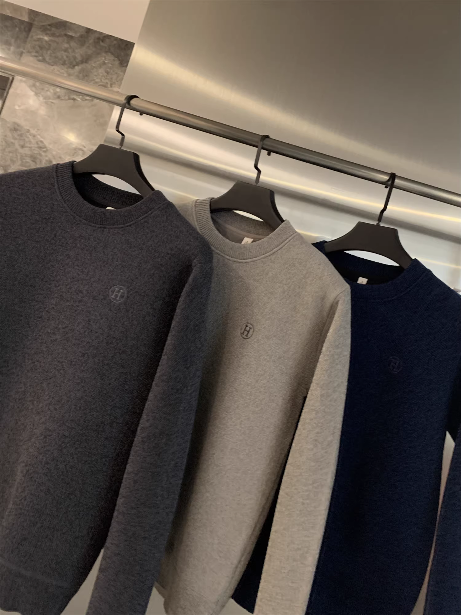 Don Quixote đã may áo len lông cừu dày dặn! Áo len dệt kim thẳng cổ tròn mềm mại và thân thiện với da dành cho nam mùa thu đông