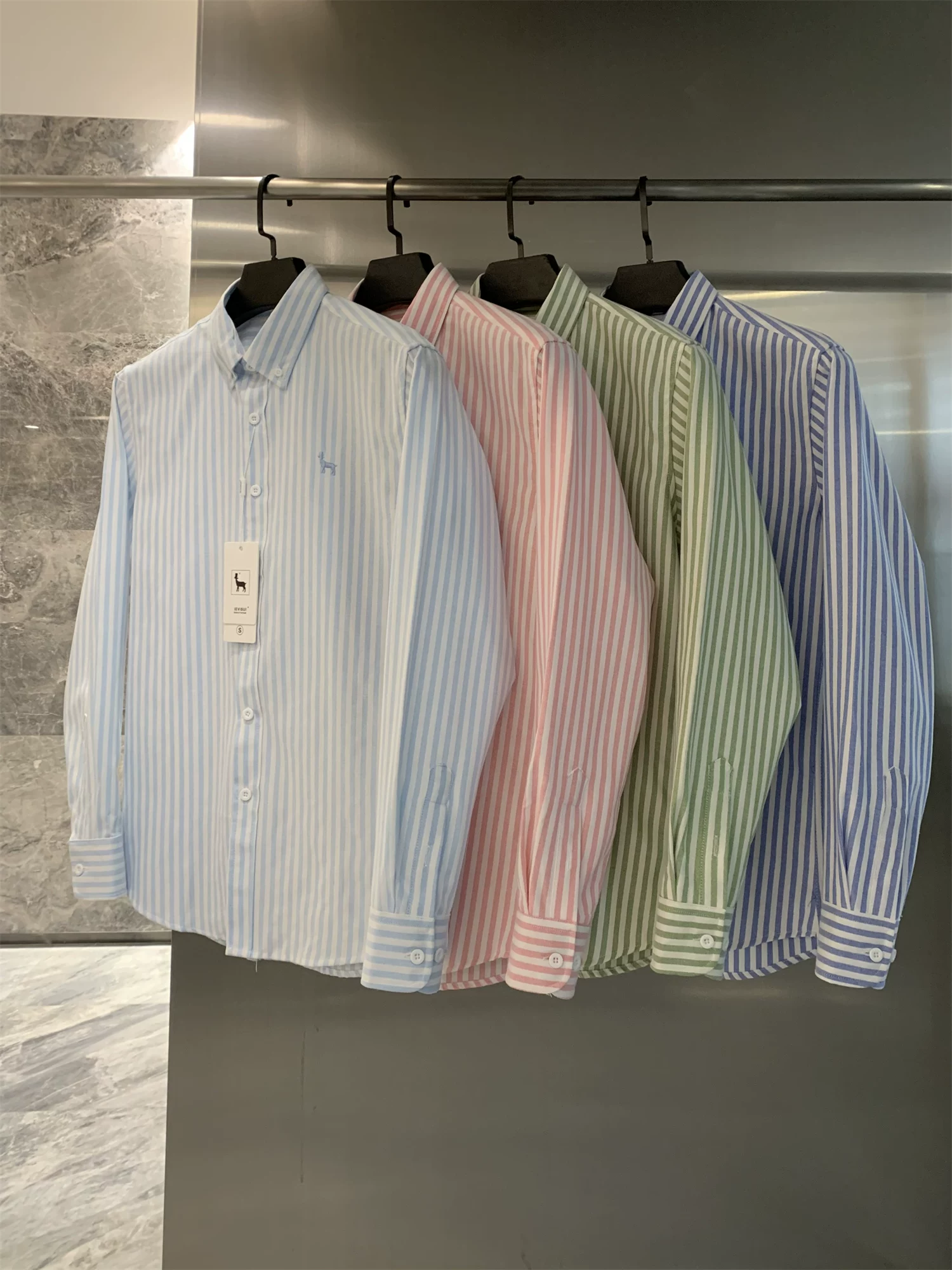 Phong cách văn học Don Quixote! Họa tiết dọc đơn giản với họa tiết thêu tinh tế, áo sơ mi dài tay mùa hè dành cho nam.