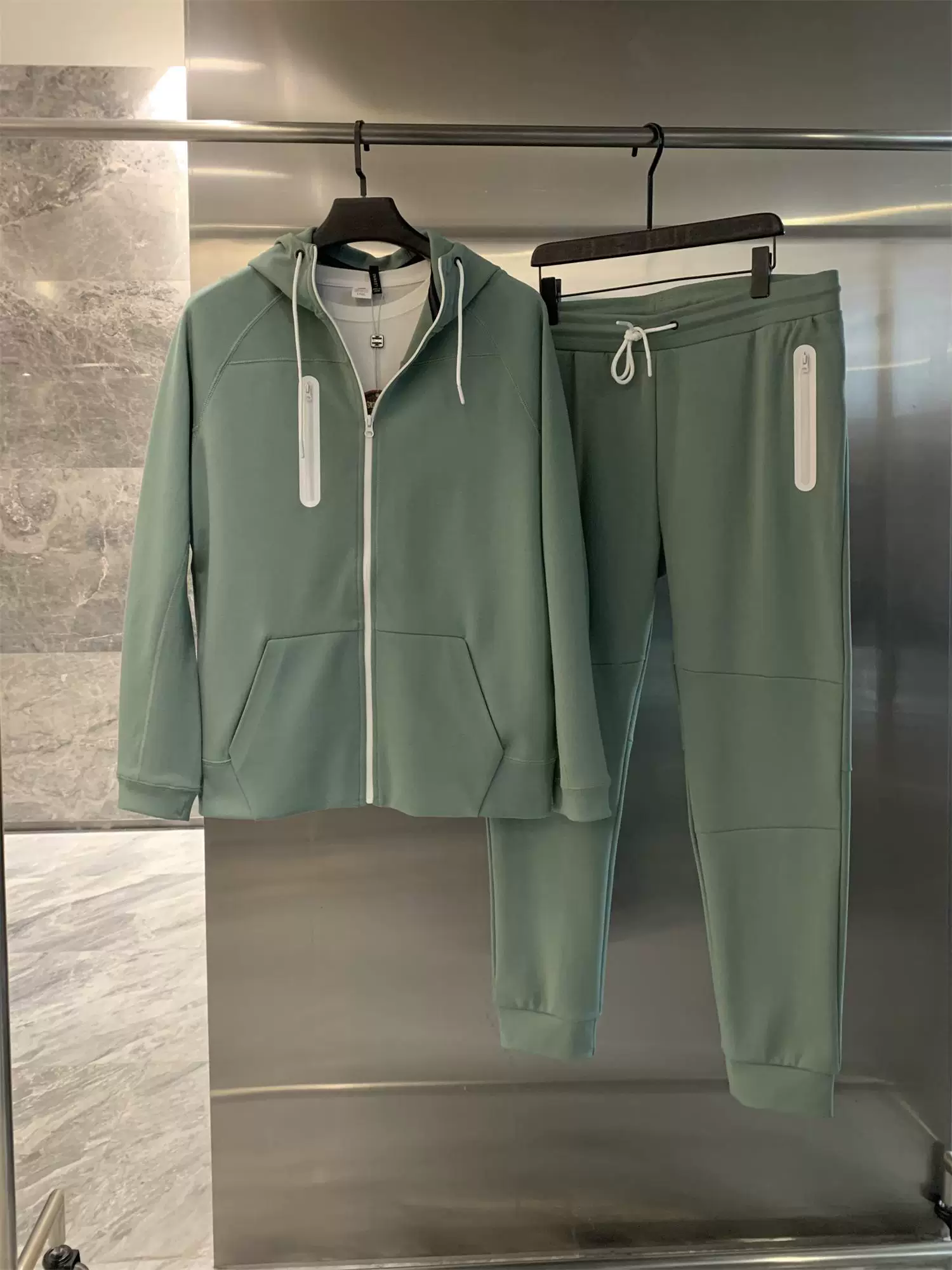 Don Quixote, bộ sản phẩm được giảm giá! Bộ đồ thể thao dệt kim tổng hợp, mềm mại, tinh tế, thân thiện với da, gồm áo và quần.