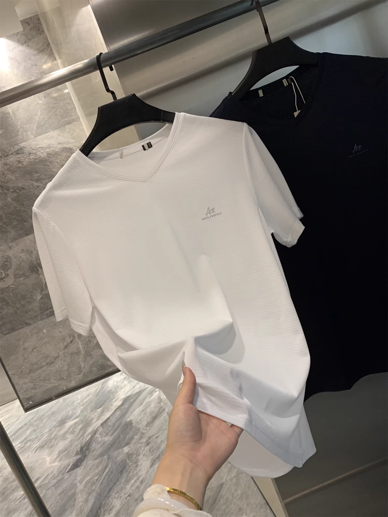 Don Quixote Lyocell cotton được xử lý mercerized! Áo sơ mi nam mùa hè thoải mái và tinh tế có cổ ngọt ngào/cổ chữ V đa năng, tay ngắn hợp thời trang