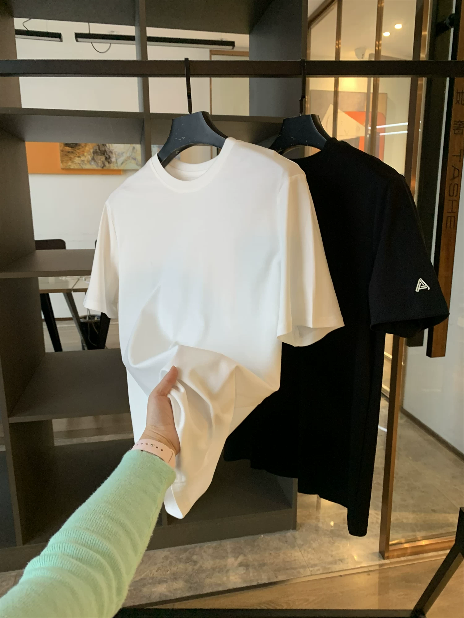 Áo thun trắng nhỏ xinh thần kỳ Don Quixote! Công nghệ chống thấm ba lớp, phong cách cặp đôi sang trọng nhẹ nhàng, áo thun cổ tròn màu trơn tay ngắn.