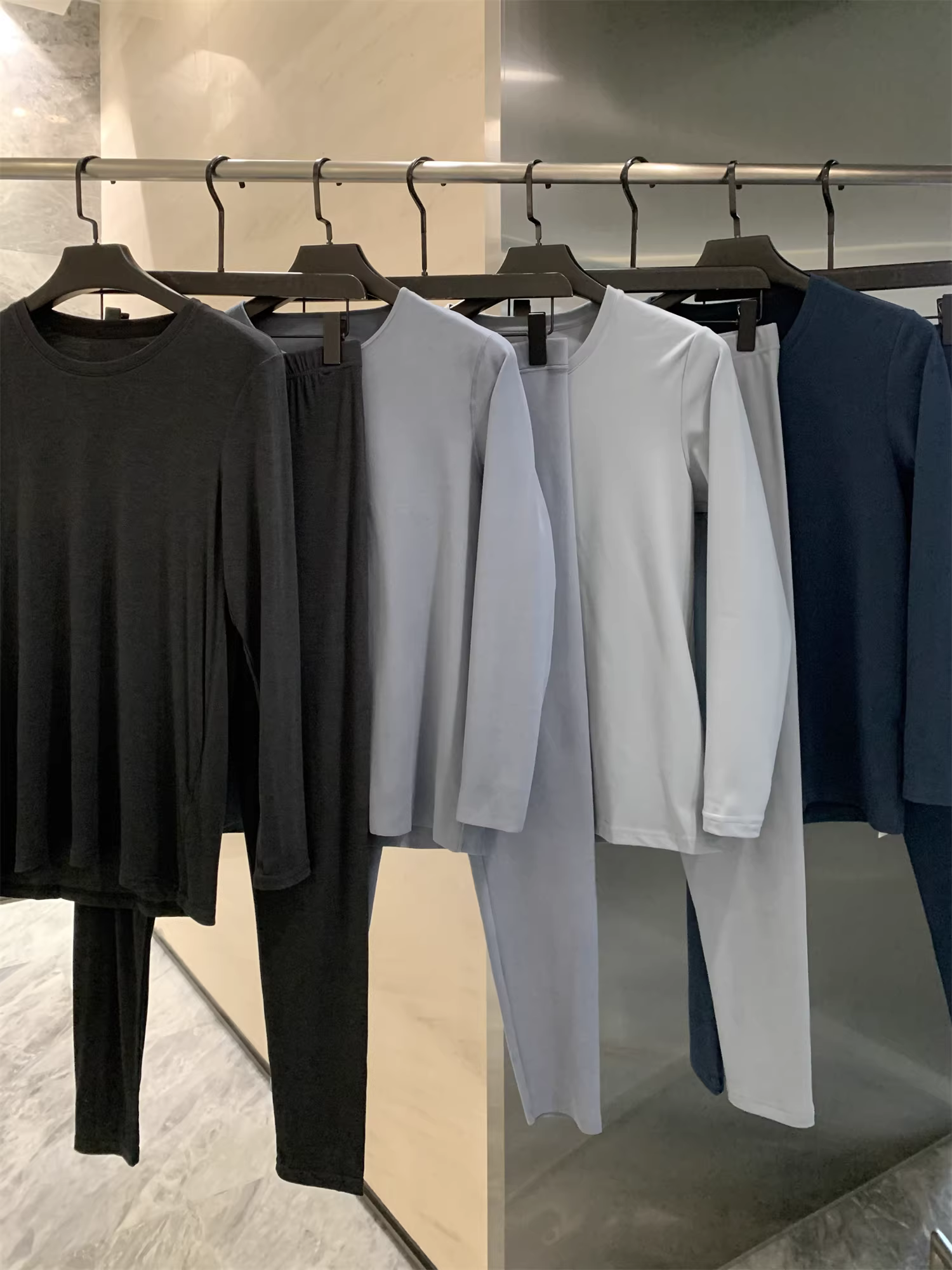 Dòng sản phẩm Don Quixote Light and Warm! Công nghệ tạo nhiệt thân thiện với da! Bộ đồ lót thường ngày màu trơn ấm áp mùa thu đông dành cho nam.