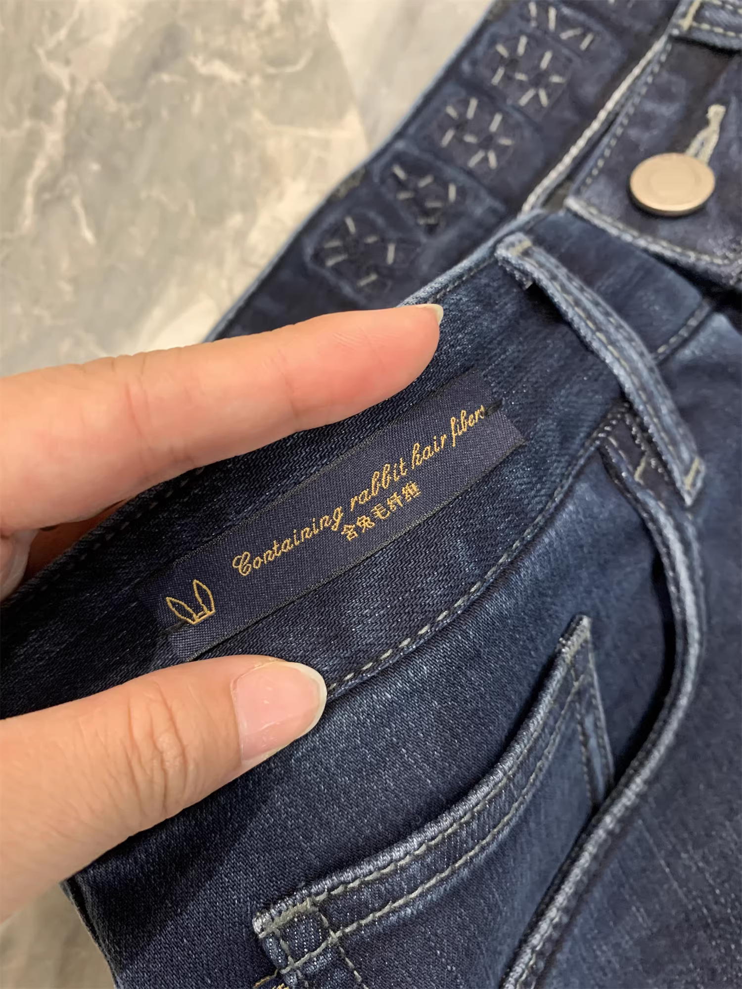 Don Quixote Quần jean lông thỏ sáng tạo! Quần jean thông thường đa năng, thoáng khí như mây, nhiệt độ không đổi, độ đàn hồi cao dành cho nam giới vào mùa thu đông.