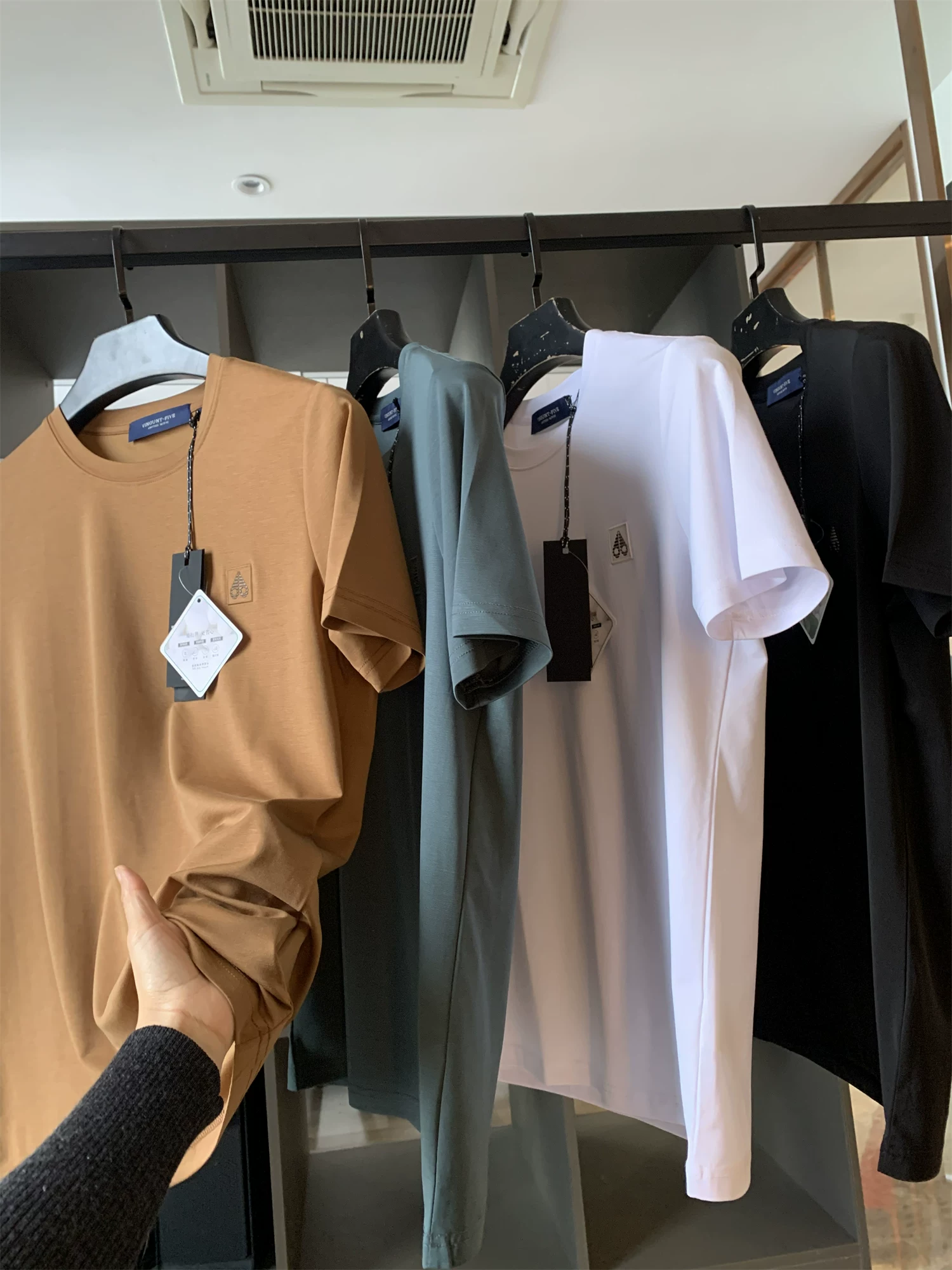 Don Quixote đang đến gần! Tencel + tơ tằm! Áo thun ngắn tay mềm mại, thân thiện với da, kiểu dáng cặp đôi.