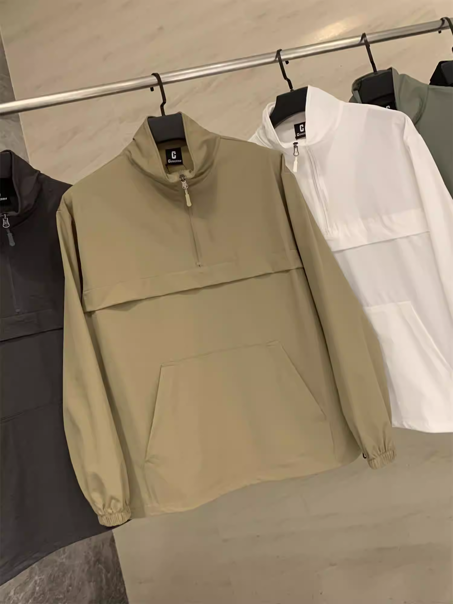 Áo khoác Don Quixote đa năng! Công nghệ nhanh khô! Áo nửa khóa kéo cổ đứng nhẹ, chống gió và chống thấm nước.