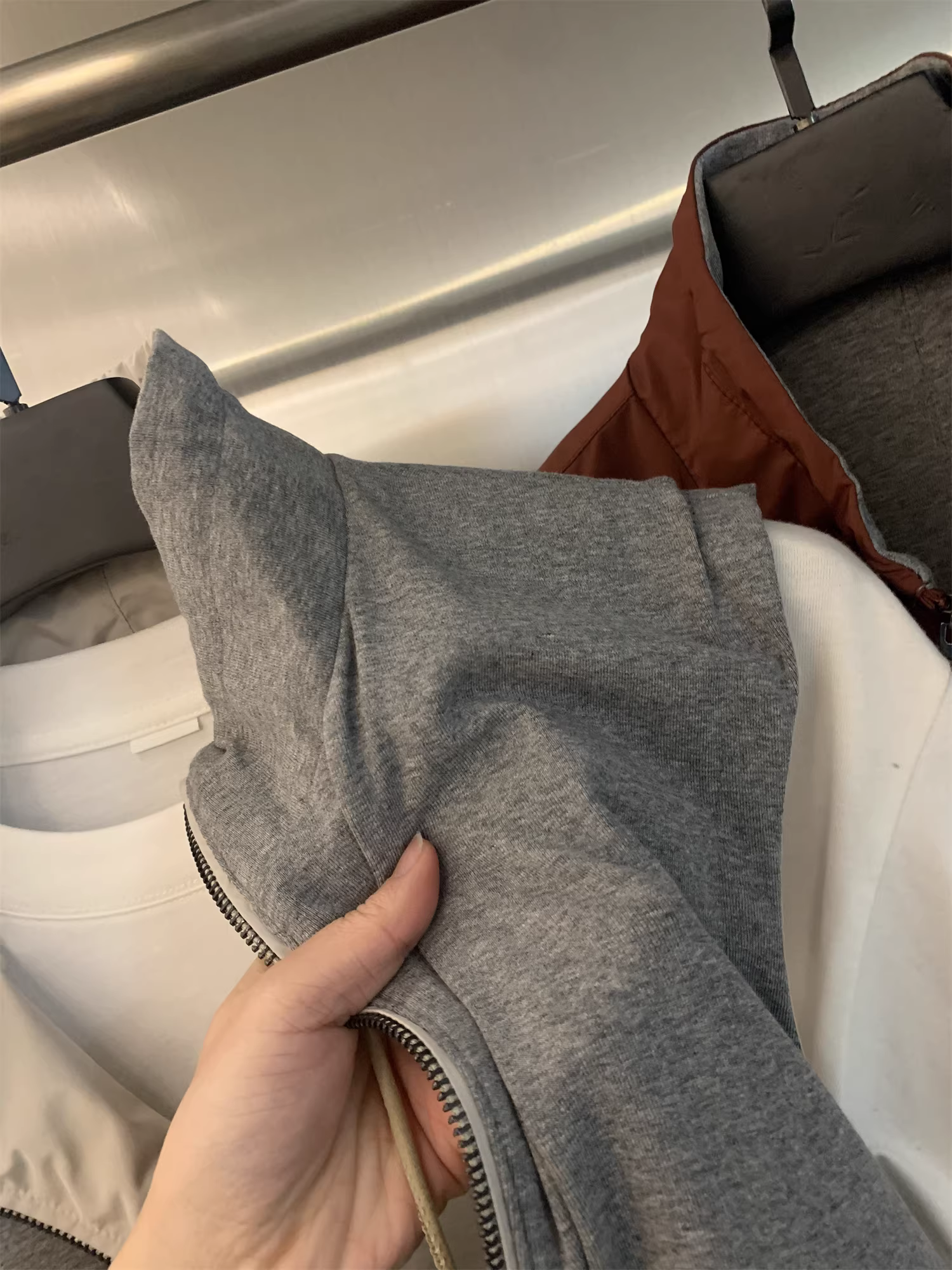 Don Quixote, một món đồ sang trọng nhẹ nhàng có thể đảo ngược! Áo khoác vest đa năng thông thường dành cho nam, mềm mại và thân thiện với làn da, thích hợp cho mùa xuân và mùa thu.