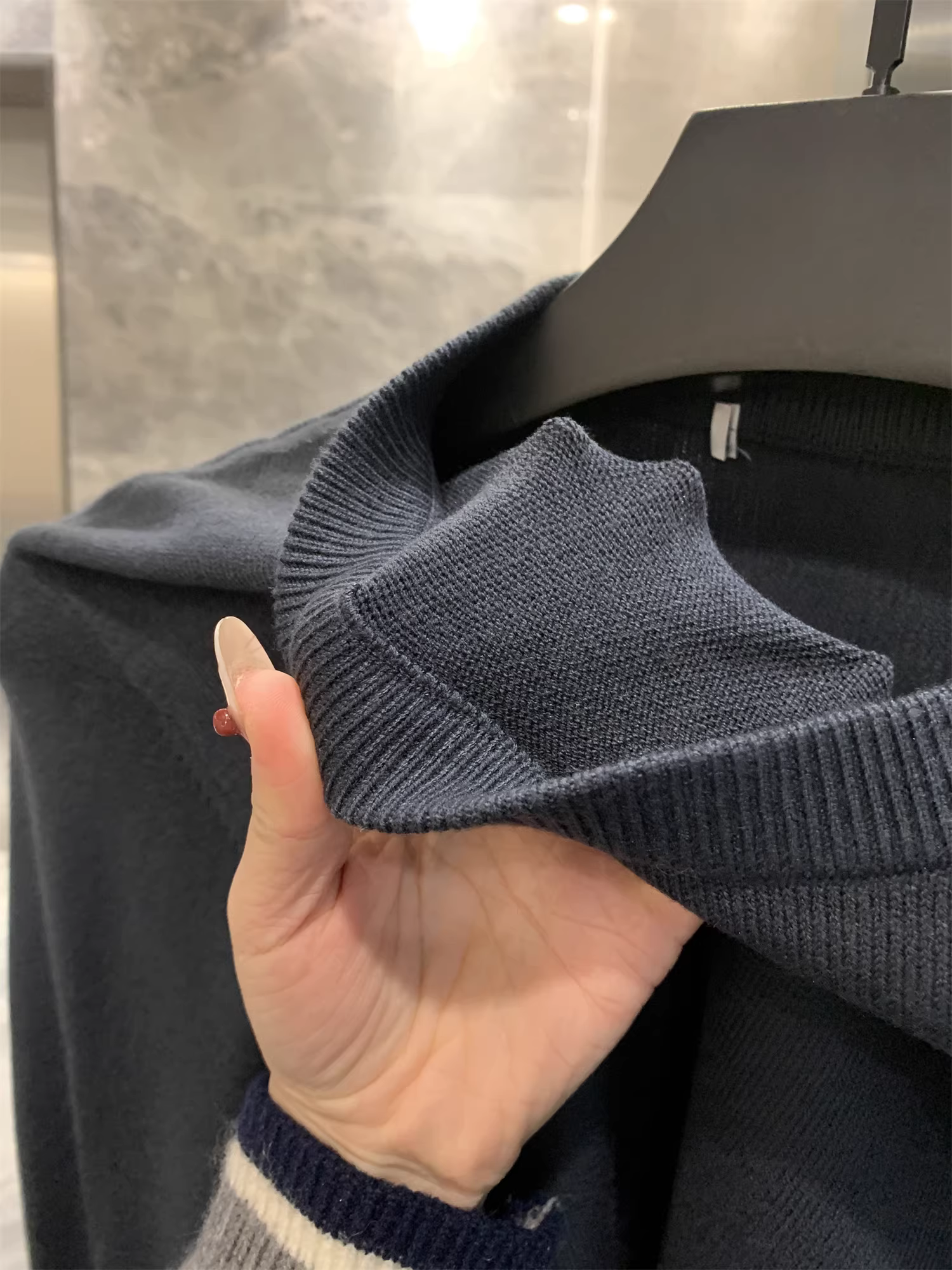 Don Quixote Haijia! Tinh tế và mềm mại! Áo len dệt kim cổ tròn phối màu ấm áp mùa thu đông dành cho nam.