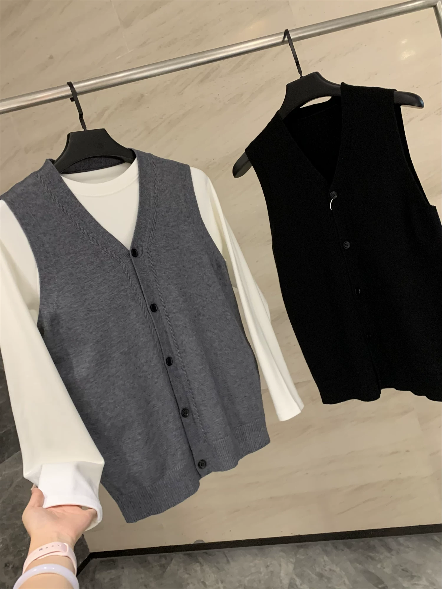 Phong cách kinh doanh và nghệ thuật Don Quixote! Áo len dệt kim đa năng cổ chữ V mềm mại và thoải mái dành cho nam giới.