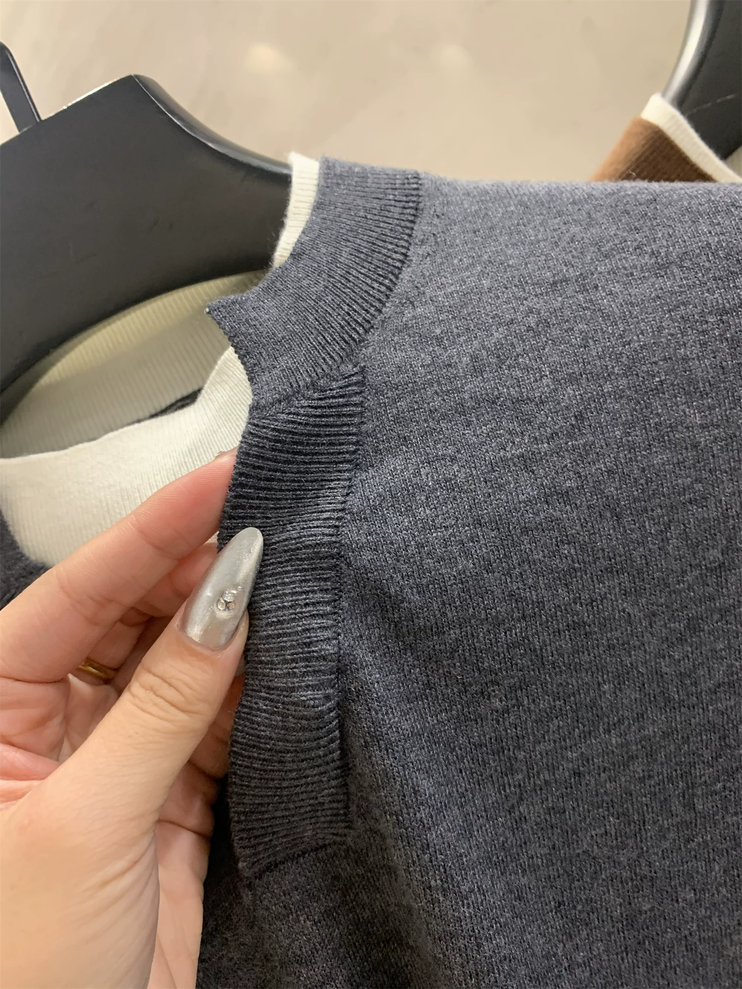 Don Quixote kết hợp sợi acetate dệt thủ công + lyocell + len cừu! Áo len dệt kim cổ chữ V giả hai mảnh.