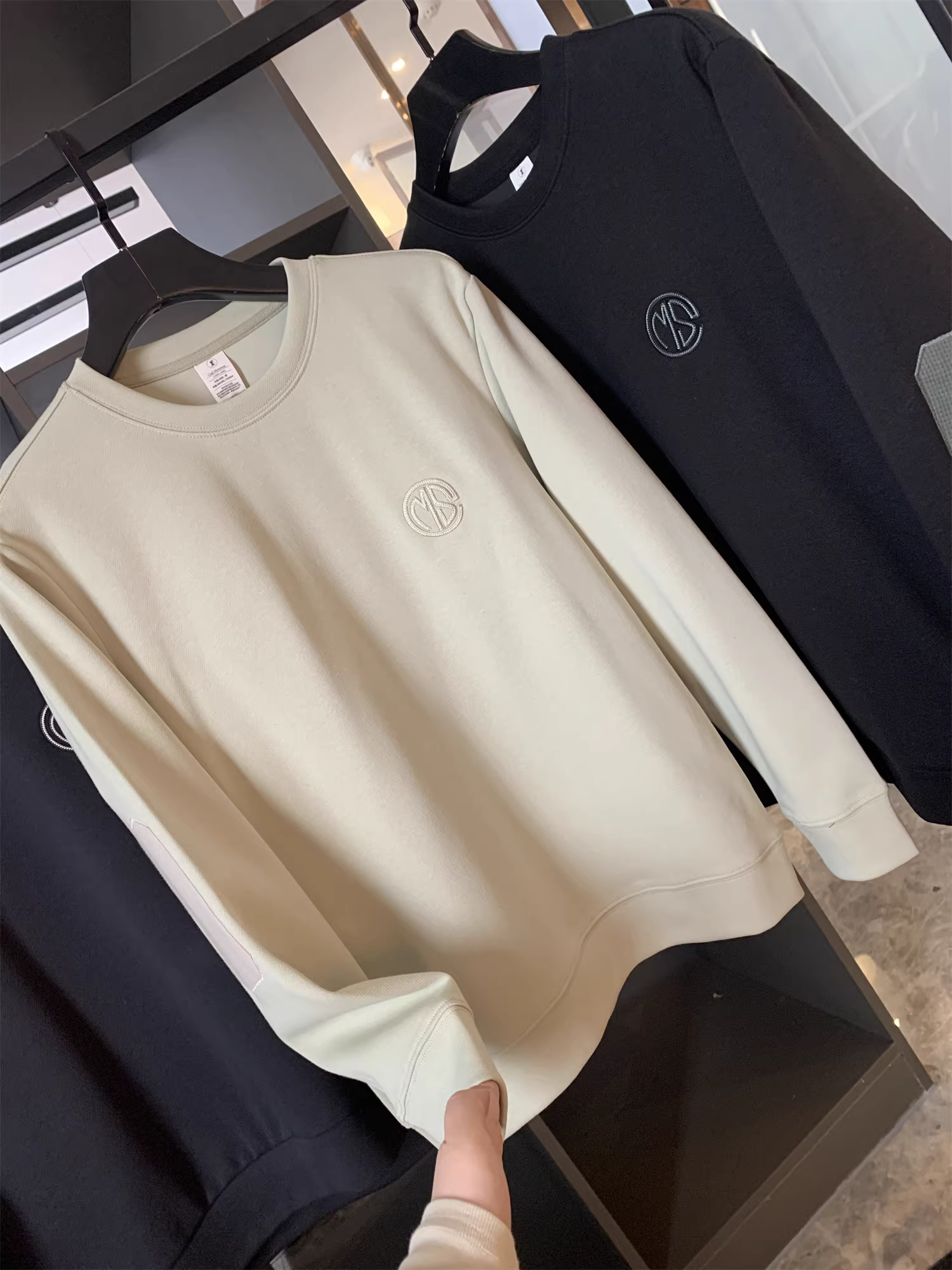 Dòng sản phẩm cao cấp Don Quixote! Thêu tinh tế! Áo nỉ nam cổ tròn đa năng, thân thiện với da, phong cách thường ngày mùa đông