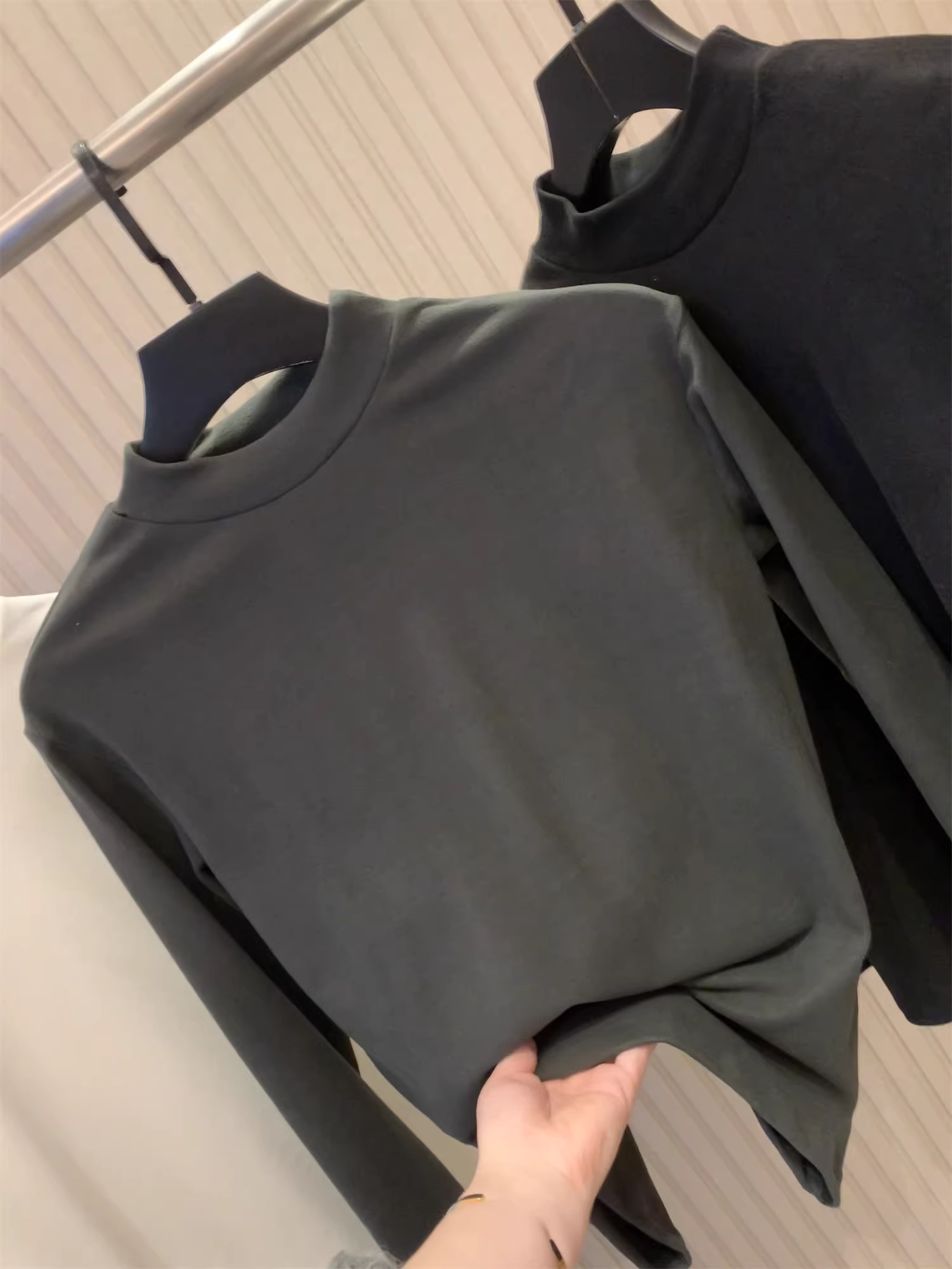 Don Quixote là món đồ cần thiết cho mùa Thu/Đông! Chất liệu vải nhung Đức hai mặt! Áo len nam mùa đông màu trơn cổ nửa cao.