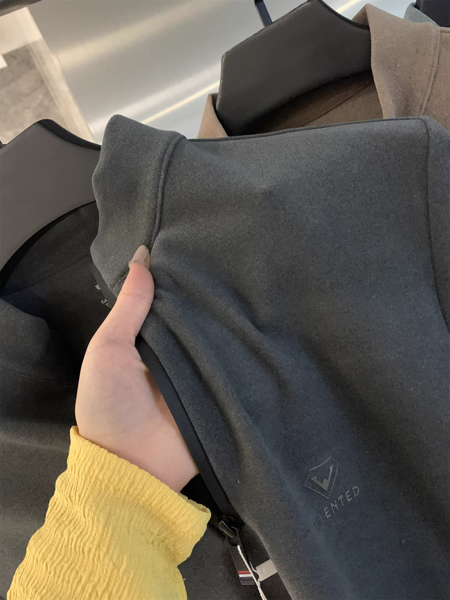 Chất lượng cao cấp như Don Quixote! Áo thun dài tay có cổ đứng, khóa kéo nửa thân, chất liệu nhung Đức tự sưởi ấm hai mặt, ấm áp dành cho nam.