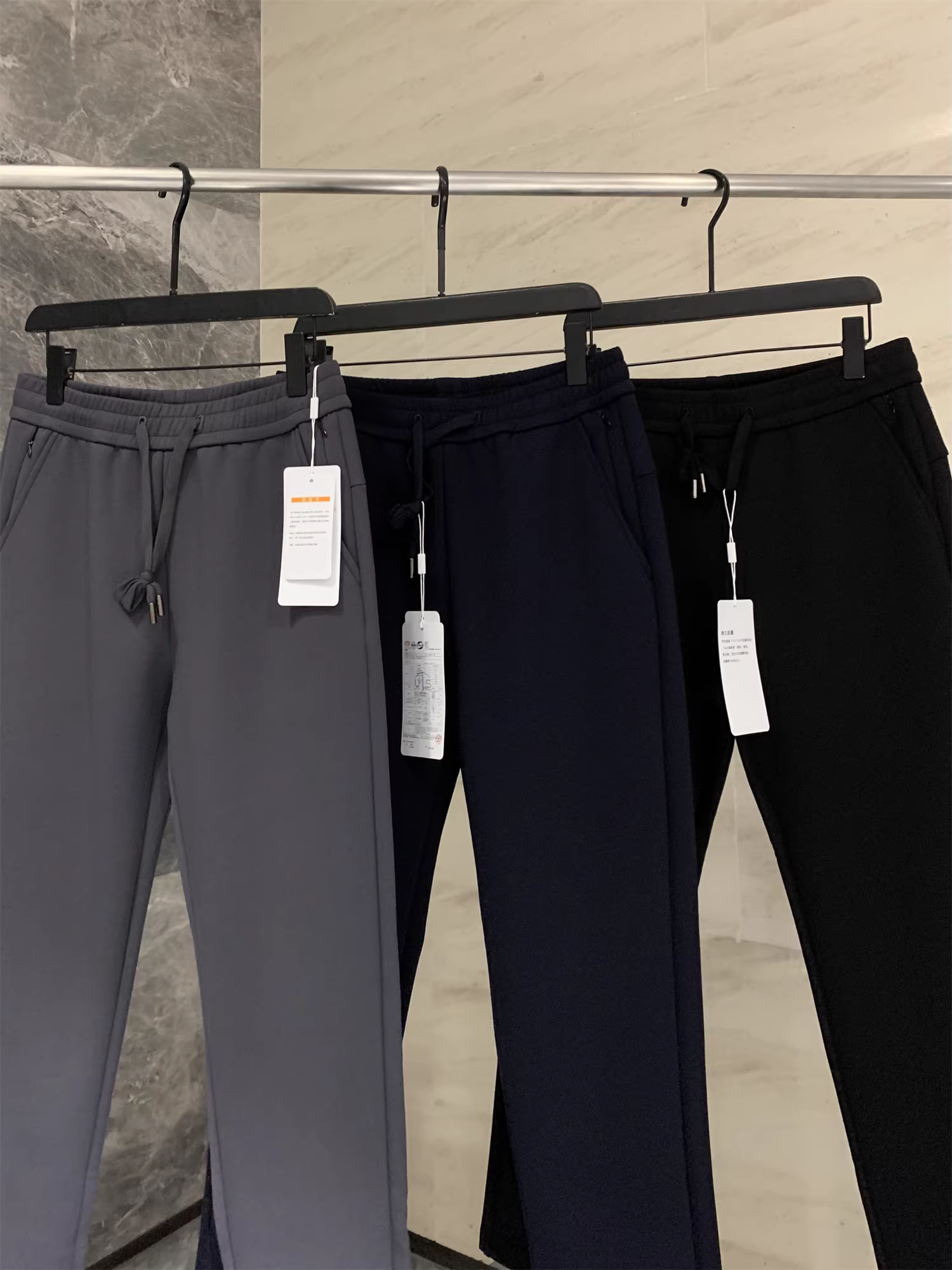 Don Quixote rất đơn giản và đa năng! Quần âu nam ống đứng màu trơn, chất liệu dày dặn, mềm mại, thân thiện với da, thích hợp cho mùa thu đông.