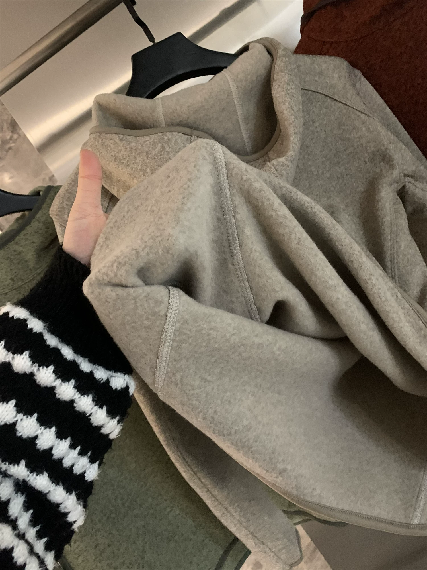 Áo len dệt hoa Don Quixote tích hợp lông cừu! Áo len dài tay có mũ trùm đầu dày dặn có lót lông cừu dành cho nam ngoài trời hợp thời trang