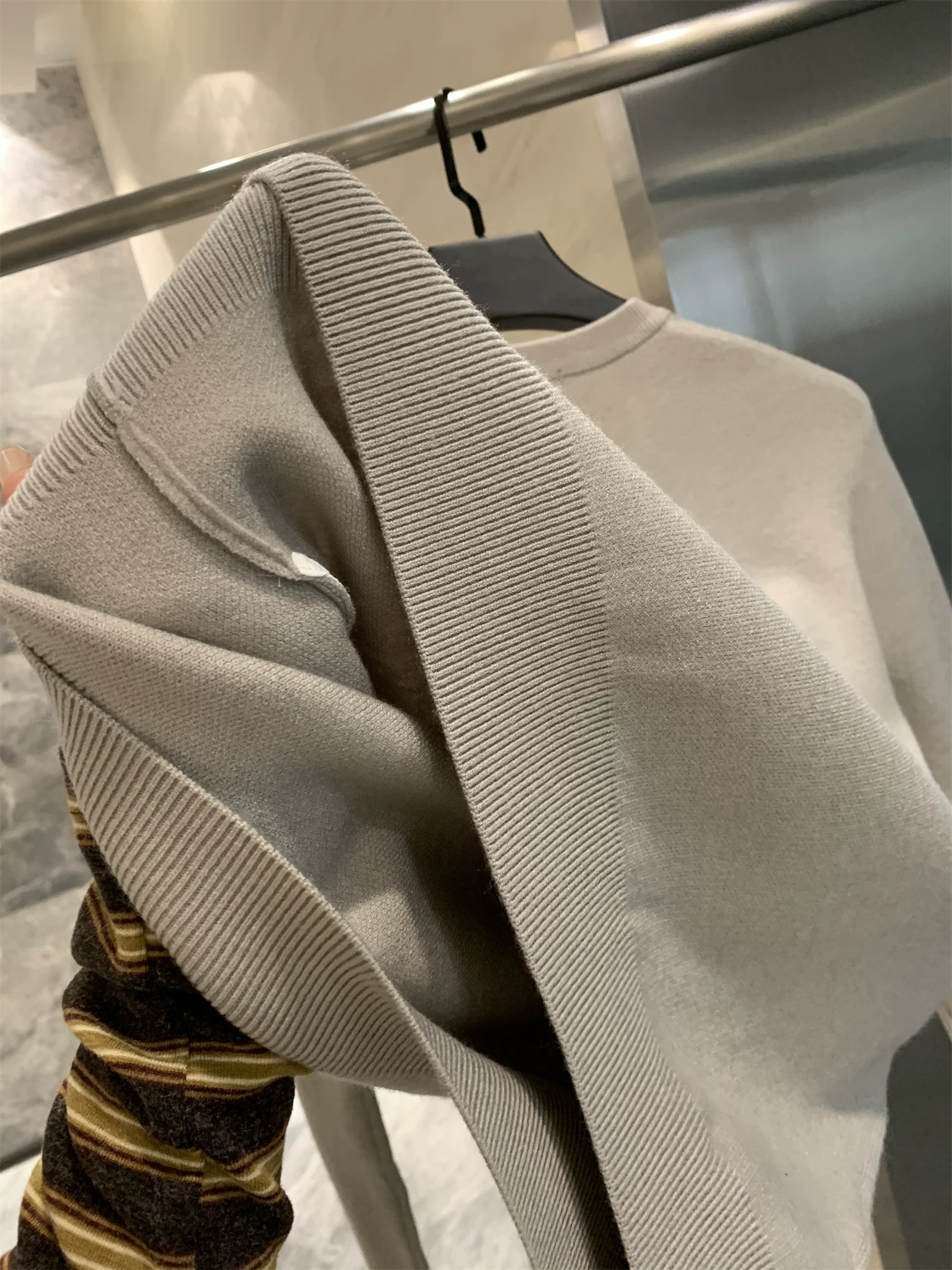 Don Quixote Sea Series! Mềm mại và tinh tế! Áo len dệt kim cổ tròn ấm áp, giản dị dành cho nam mùa thu đông.