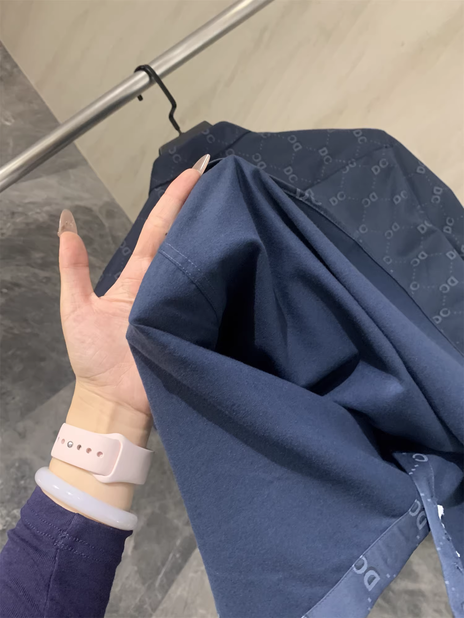 Don Quixote, hàng chất lượng tuyệt vời! Đang trưng bày với giá 298! Áo sơ mi dài tay kiểu dáng công sở thanh lịch và mềm mại dành cho nam.