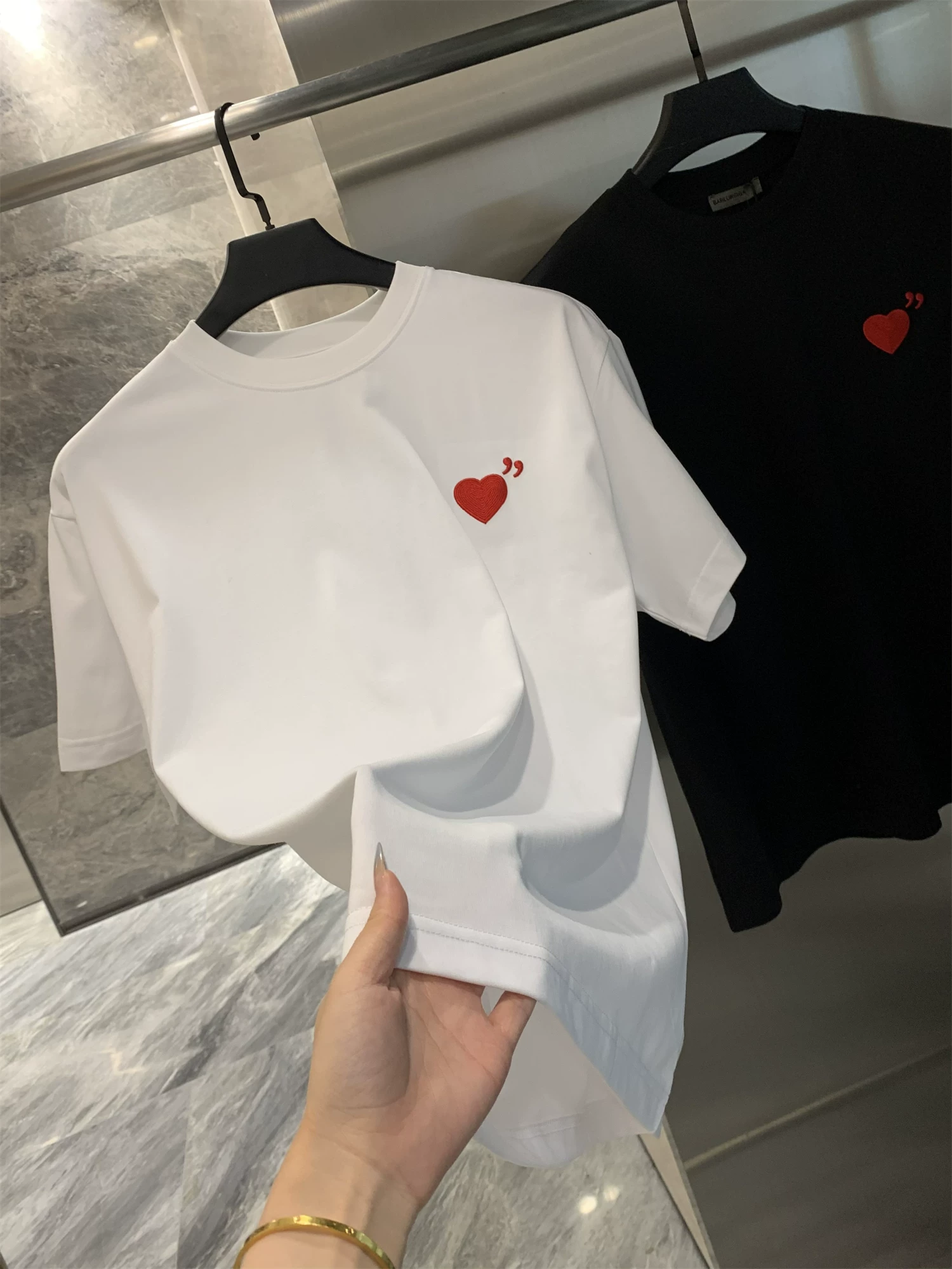 Dòng thiết kế Don Quixote! Thêu tinh tế! Xu hướng áo thun ngắn tay dáng rộng thoải mái phong cách cặp đôi mùa hè.