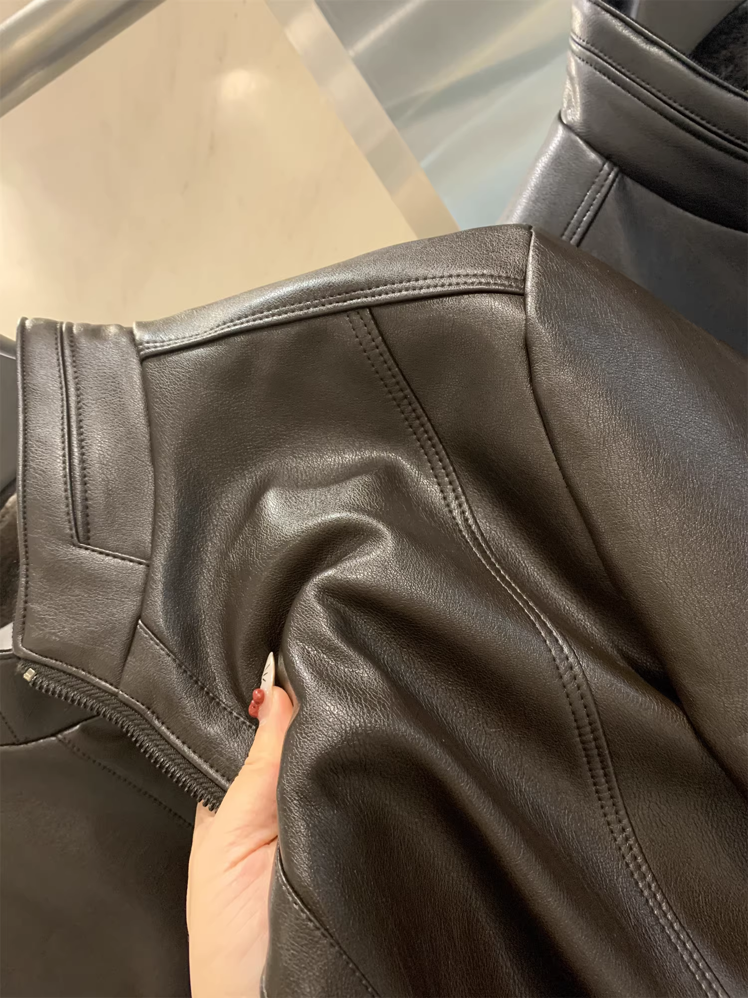 Don Quixote cung cấp áo khoác da PU! Lót lông cừu dày! Áo khoác da cổ đứng nhỏ gọn, phong cách công sở lịch sự, chất liệu cotton.