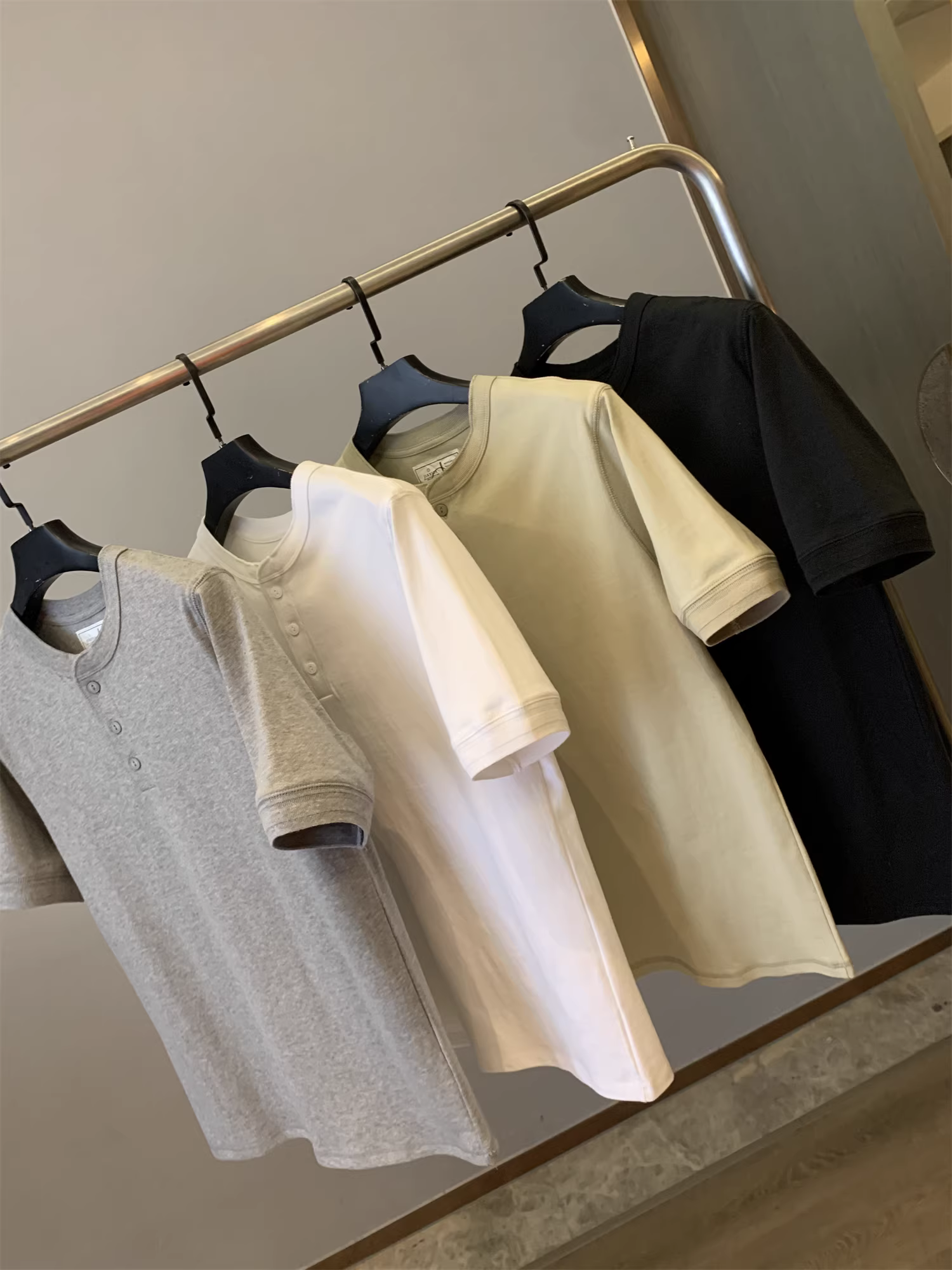 Đơn đặt hàng của Don Quixote Company! Áo thun ngắn tay màu trơn, chất liệu cotton nguyên chất, cổ Henry, dáng rộng và đa năng, kiểu dáng mùa hè mới.