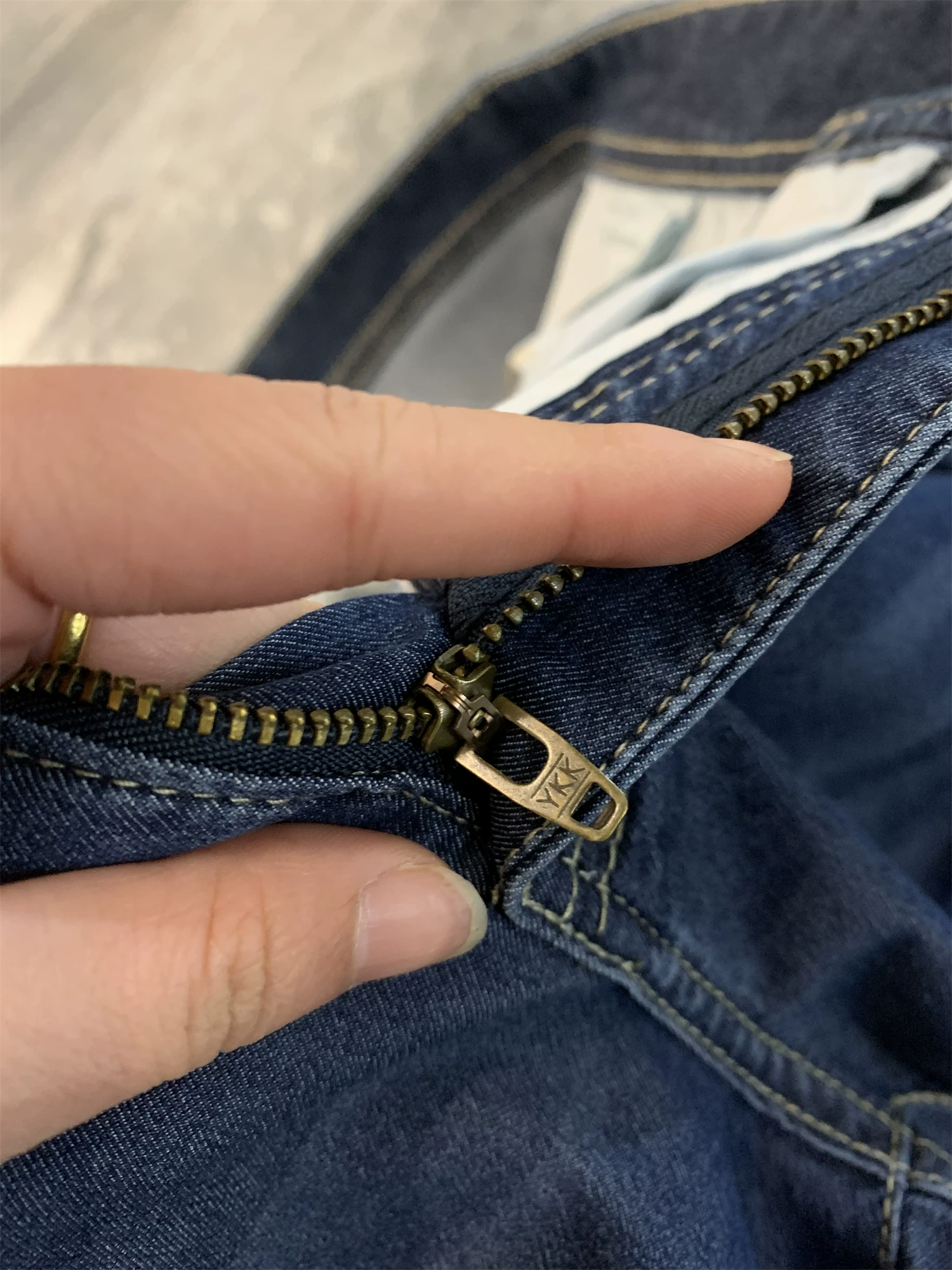 Dòng sản phẩm nhẹ Don Quixote! Chất liệu cotton pha, mềm mại và nhẹ nhàng, quần âu ống đứng, quần jean nam.