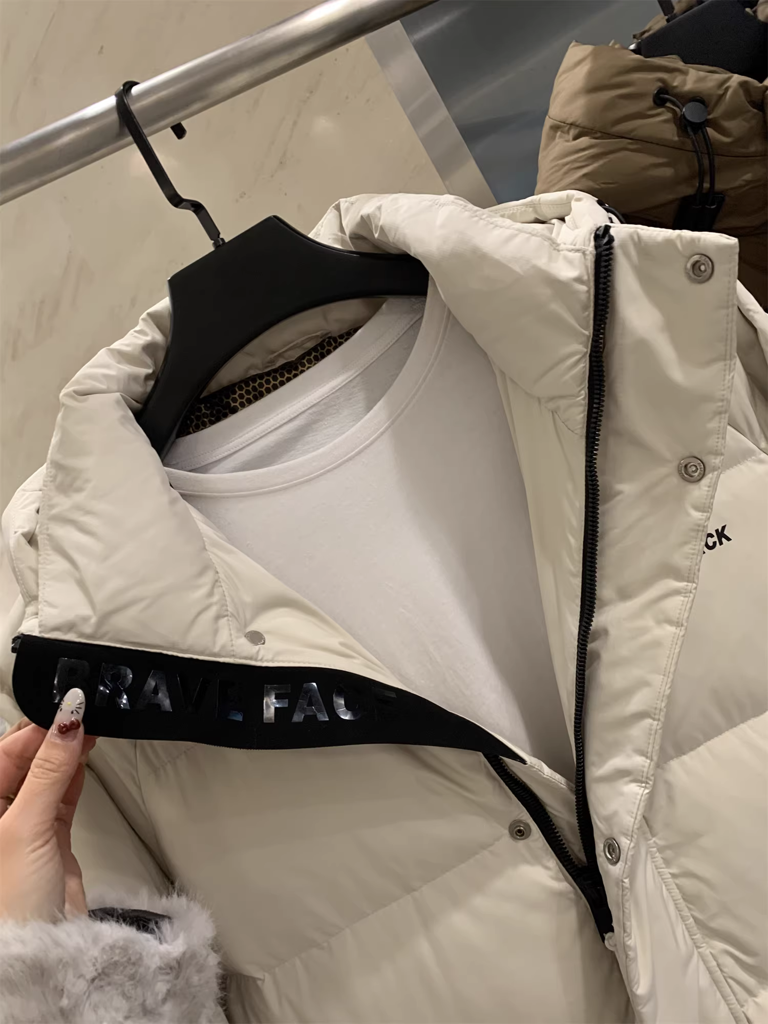 Áo khoác lông vũ có mũ trùm đầu dài trung bình mùa đông, chất liệu 90% lông vịt, dày dặn và ấm áp! Sản phẩm kinh điển của Don Quixote ODM!