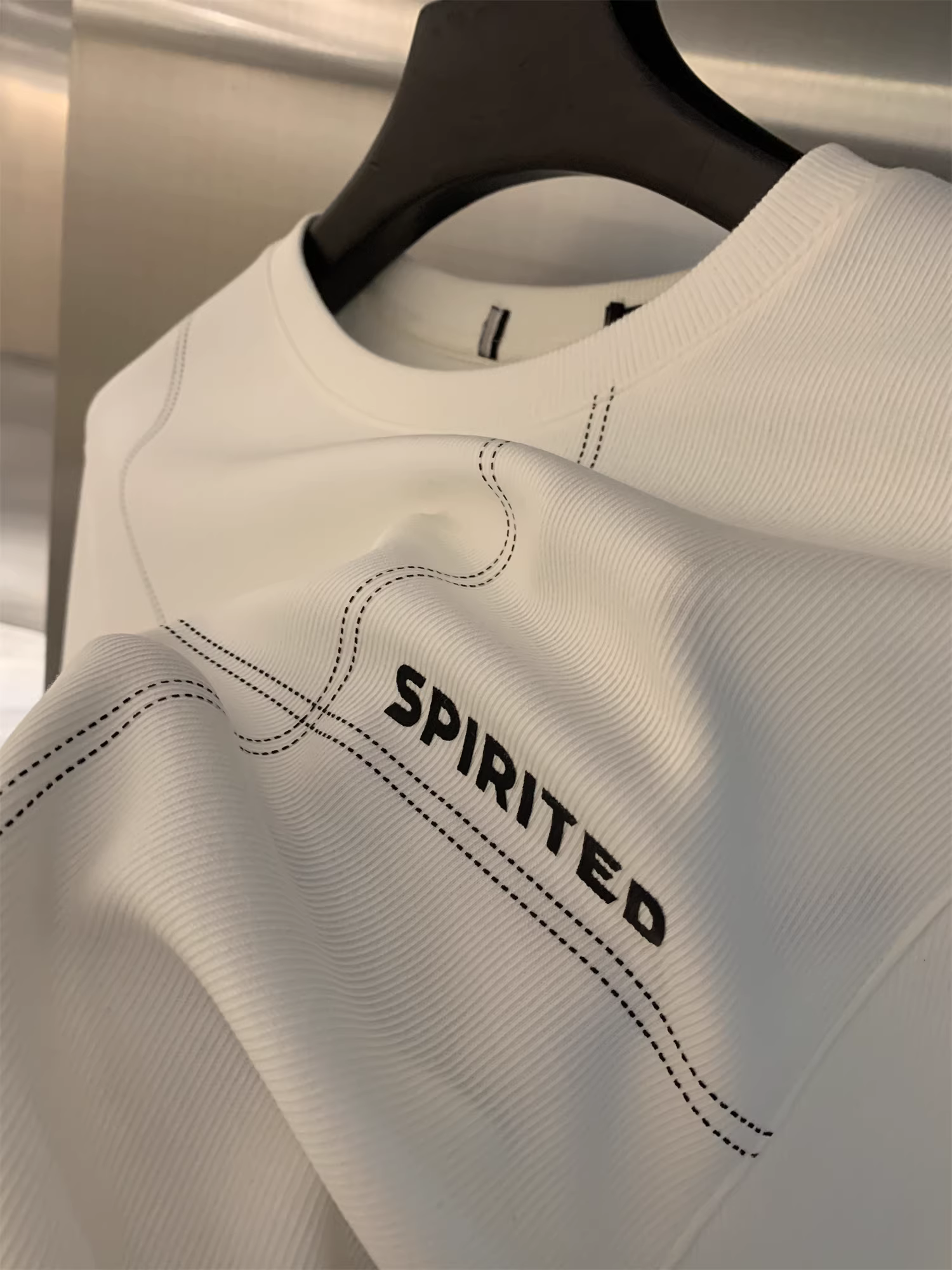 Lớp không khí của bộ sưu tập “Six Sandwiches” của Don Quixote! Áo len dài tay cổ tròn đa năng dành cho nam mùa xuân và mùa thu.