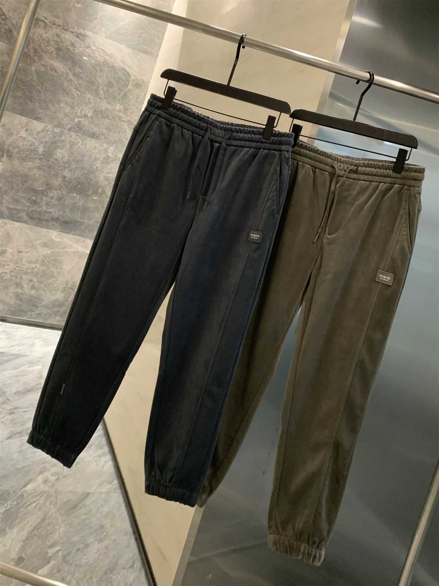 Don Quixote H Lợi ích! Kết cấu vải gân! Quần thể thao và quần dài có dây rút mềm mại và tinh tế dành cho nam giới trong mùa thu và mùa đông.