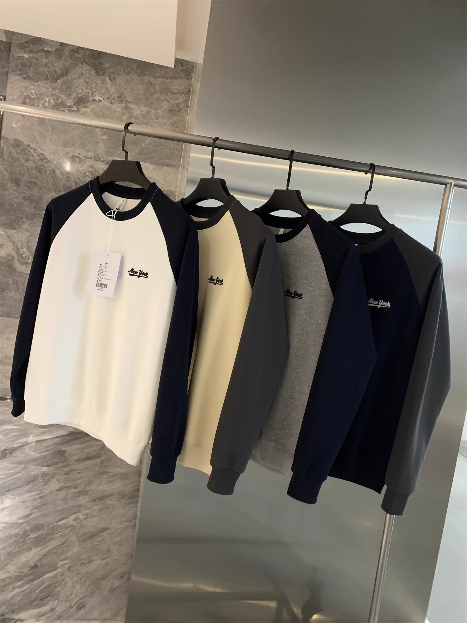 Dòng thiết kế Don Quixote! Áo len chui đầu cổ tròn tay raglan phối màu theo phong cách Mỹ dành cho nam.